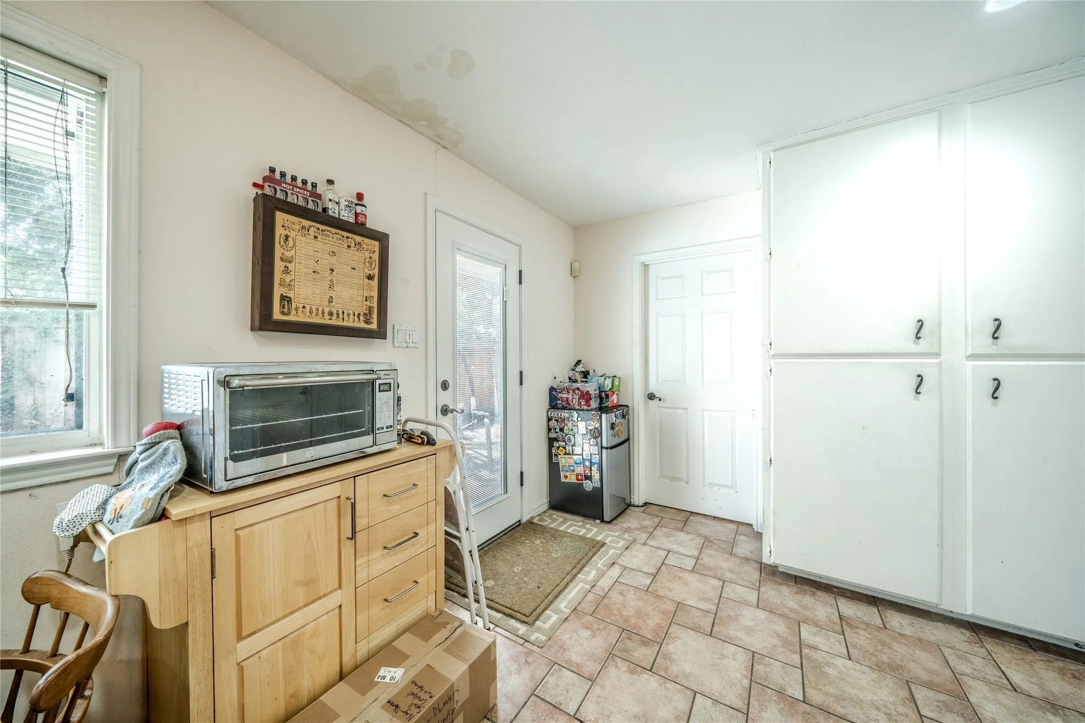 Single Family Residence For Sale in Tarrant County , 1202 Driftwood Drive, Euless, Texas 76040, 5 Bedroom, 4 Bathroom, 2 Garage spaces, 3,143 Sqft, built in 1962, mls#21361250, Real Estate Agent in Euless, Homes For Sale in Tarrant county, Homes For Sale in Euless, Realtor in Euless Texas, Real Estate Brokerage Independent Realty Texas, Luminita Cordes Realtor