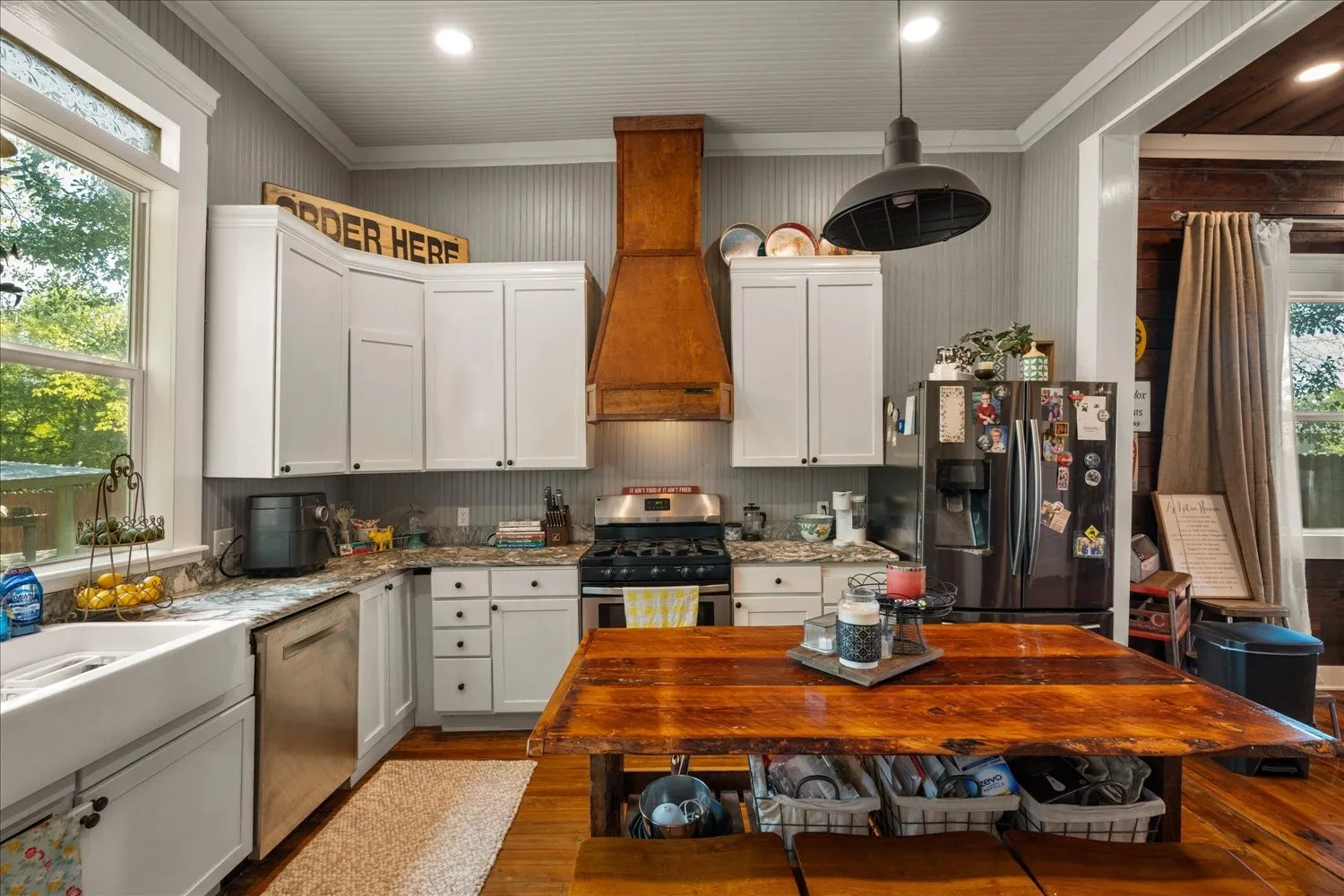 Single Family Residence For Sale in Wood County , 220 E Holley Street, Alba, Texas 75410, 2 Bedroom, 3 Bathroom, Garage spaces, 1,394 Sqft, built in 1950, mls#21363222, Real Estate Agent in Alba, Homes For Sale in Wood county, Homes For Sale in Alba, Realtor in Alba Texas, Real Estate Brokerage Independent Realty Texas, Luminita Cordes Realtor