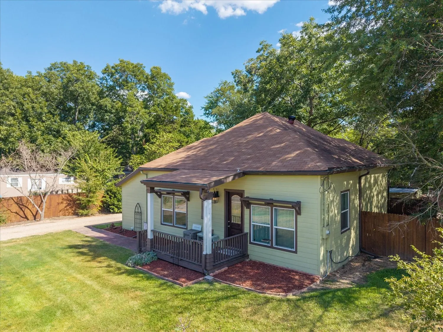Single Family Residence For Sale in Wood County , 220 E Holley Street, Alba, Texas 75410, 2 Bedroom, 3 Bathroom, Garage spaces, 1,394 Sqft, built in 1950, mls#21363222, Real Estate Agent in Alba, Homes For Sale in Wood county, Homes For Sale in Alba, Realtor in Alba Texas, Real Estate Brokerage Independent Realty Texas, Luminita Cordes Realtor