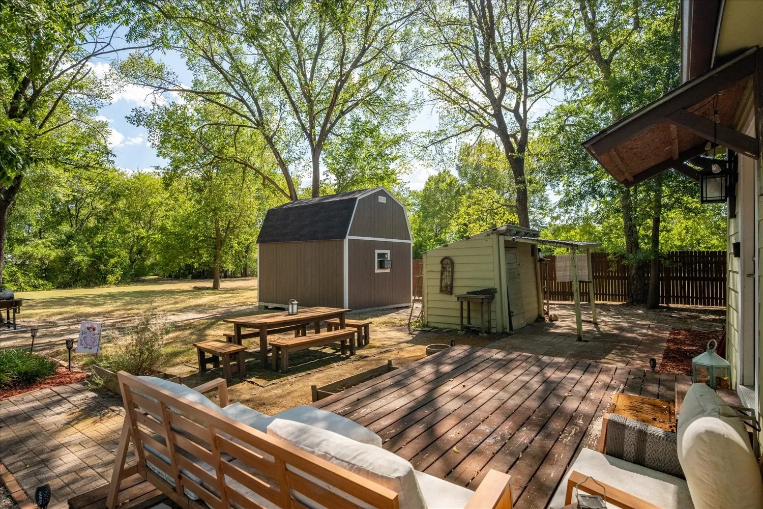 Single Family Residence For Sale in Wood County , 220 E Holley Street, Alba, Texas 75410, 2 Bedroom, 3 Bathroom, Garage spaces, 1,394 Sqft, built in 1950, mls#21363222, Real Estate Agent in Alba, Homes For Sale in Wood county, Homes For Sale in Alba, Realtor in Alba Texas, Real Estate Brokerage Independent Realty Texas, Luminita Cordes Realtor