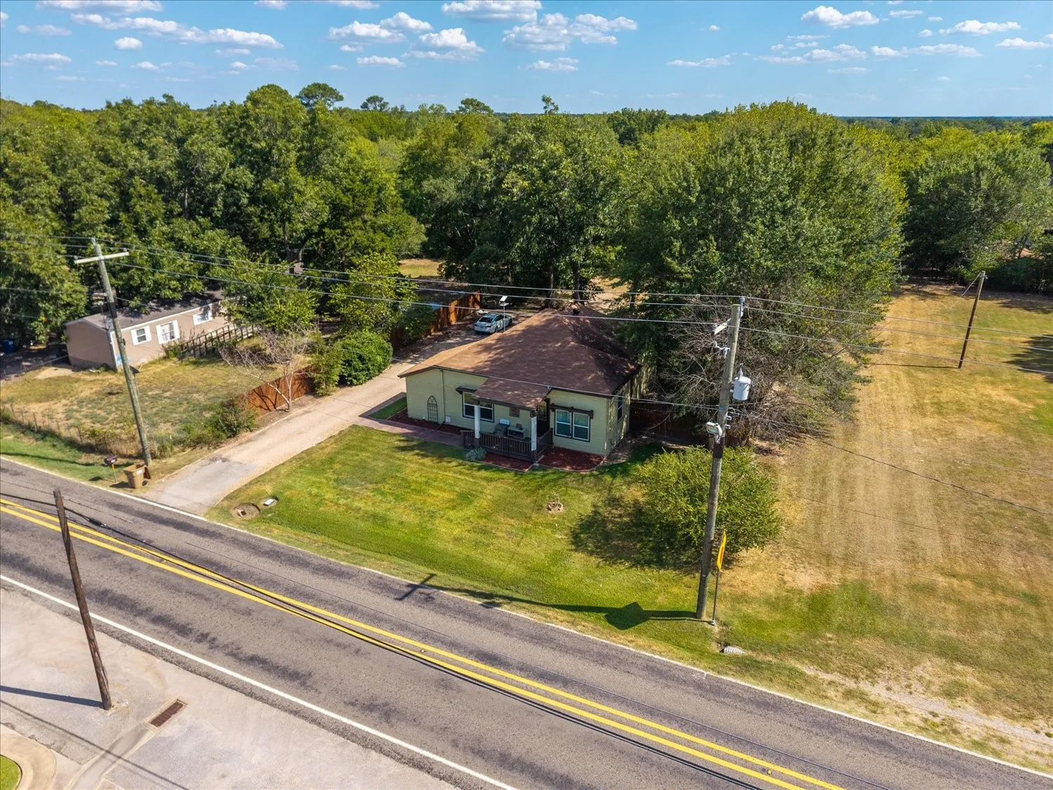 Single Family Residence For Sale in Wood County , 220 E Holley Street, Alba, Texas 75410, 2 Bedroom, 3 Bathroom, Garage spaces, 1,394 Sqft, built in 1950, mls#21363222, Real Estate Agent in Alba, Homes For Sale in Wood county, Homes For Sale in Alba, Realtor in Alba Texas, Real Estate Brokerage Independent Realty Texas, Luminita Cordes Realtor