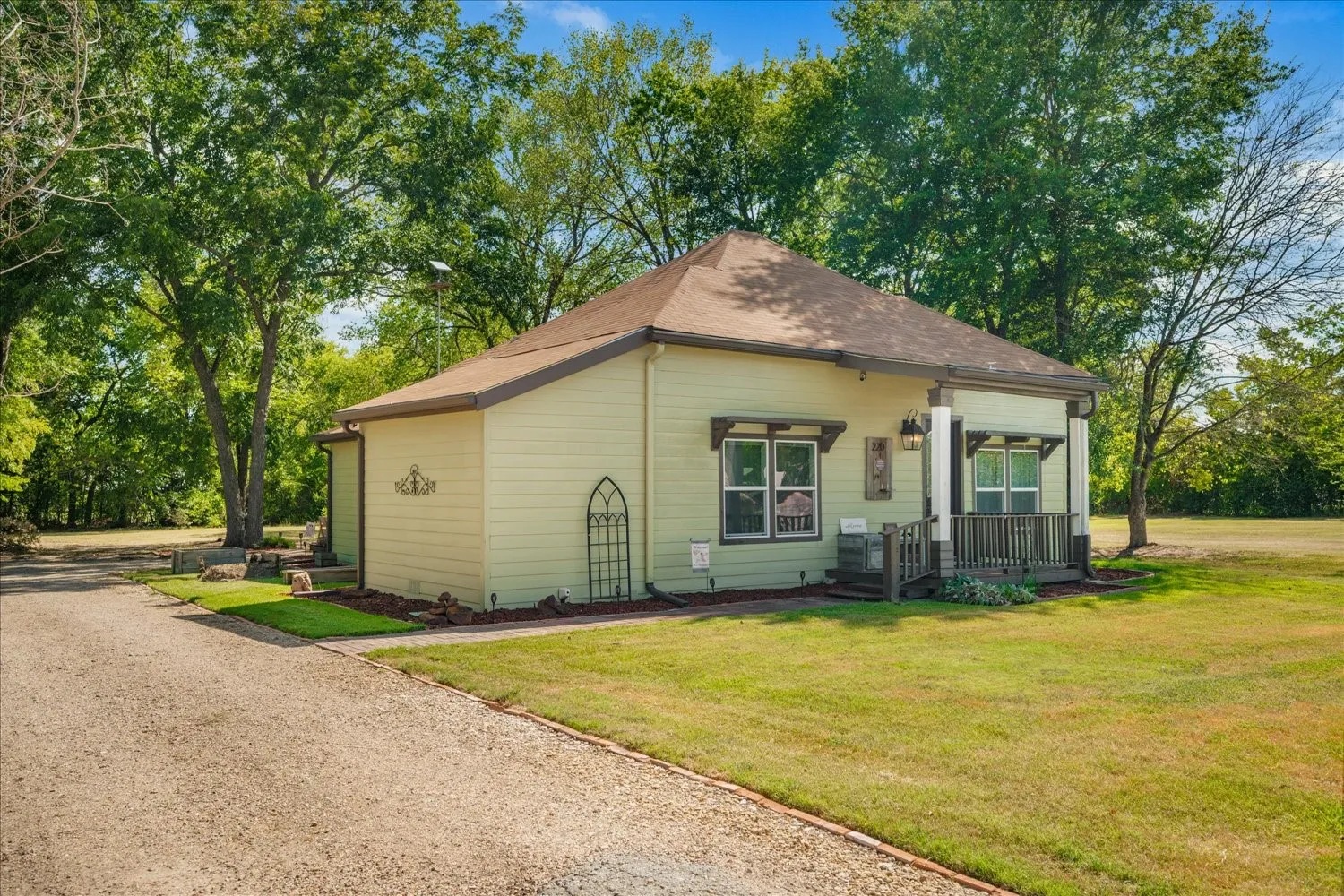 Single Family Residence For Sale in Wood County , 220 E Holley Street, Alba, Texas 75410, 2 Bedroom, 3 Bathroom, Garage spaces, 1,394 Sqft, built in 1950, mls#21363222, Real Estate Agent in Alba, Homes For Sale in Wood county, Homes For Sale in Alba, Realtor in Alba Texas, Real Estate Brokerage Independent Realty Texas, Luminita Cordes Realtor
