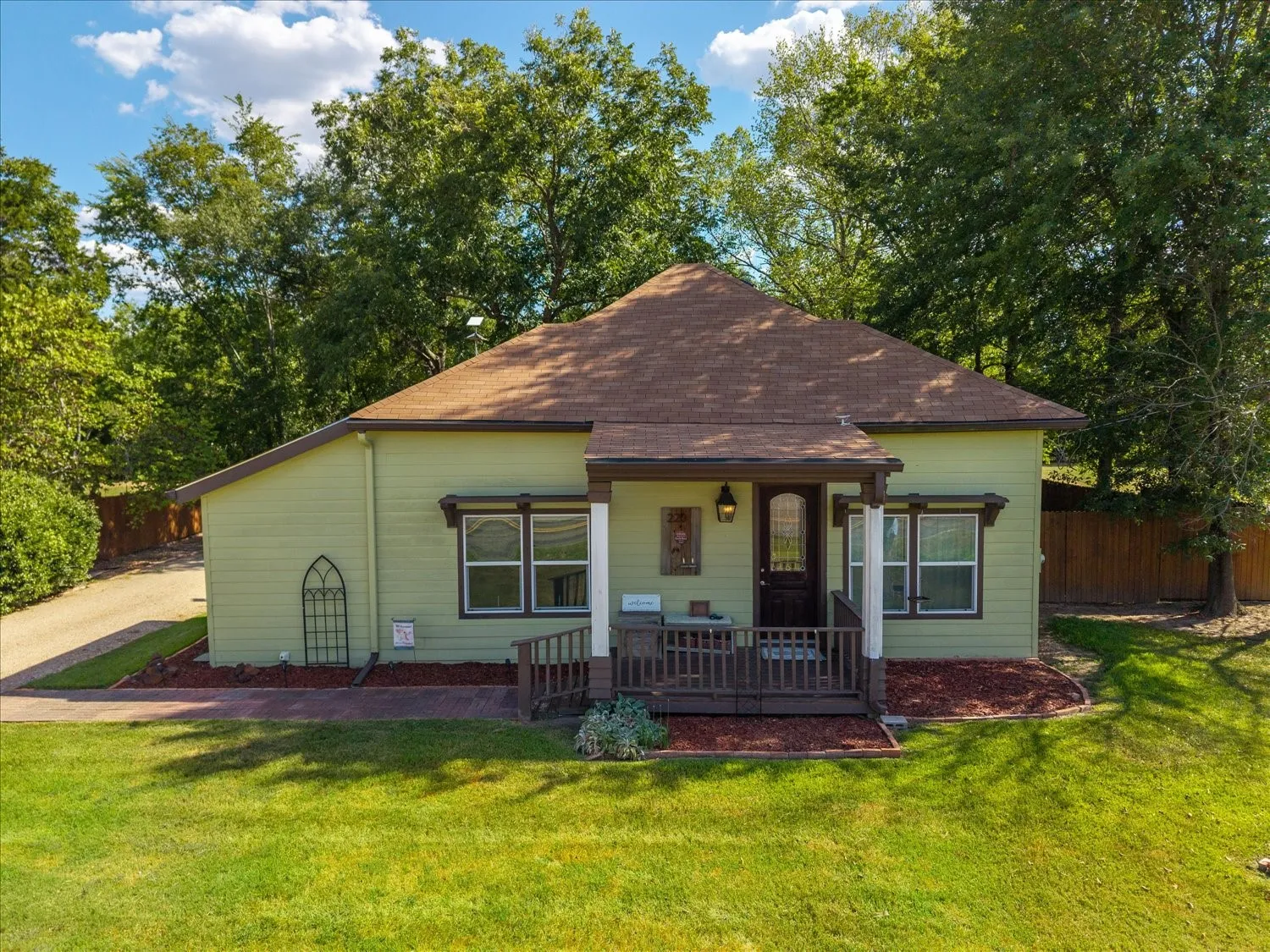 Single Family Residence For Sale in Wood County , 220 E Holley Street, Alba, Texas 75410, 2 Bedroom, 3 Bathroom, Garage spaces, 1,394 Sqft, built in 1950, mls#21363222, Real Estate Agent in Alba, Homes For Sale in Wood county, Homes For Sale in Alba, Realtor in Alba Texas, Real Estate Brokerage Independent Realty Texas, Luminita Cordes Realtor