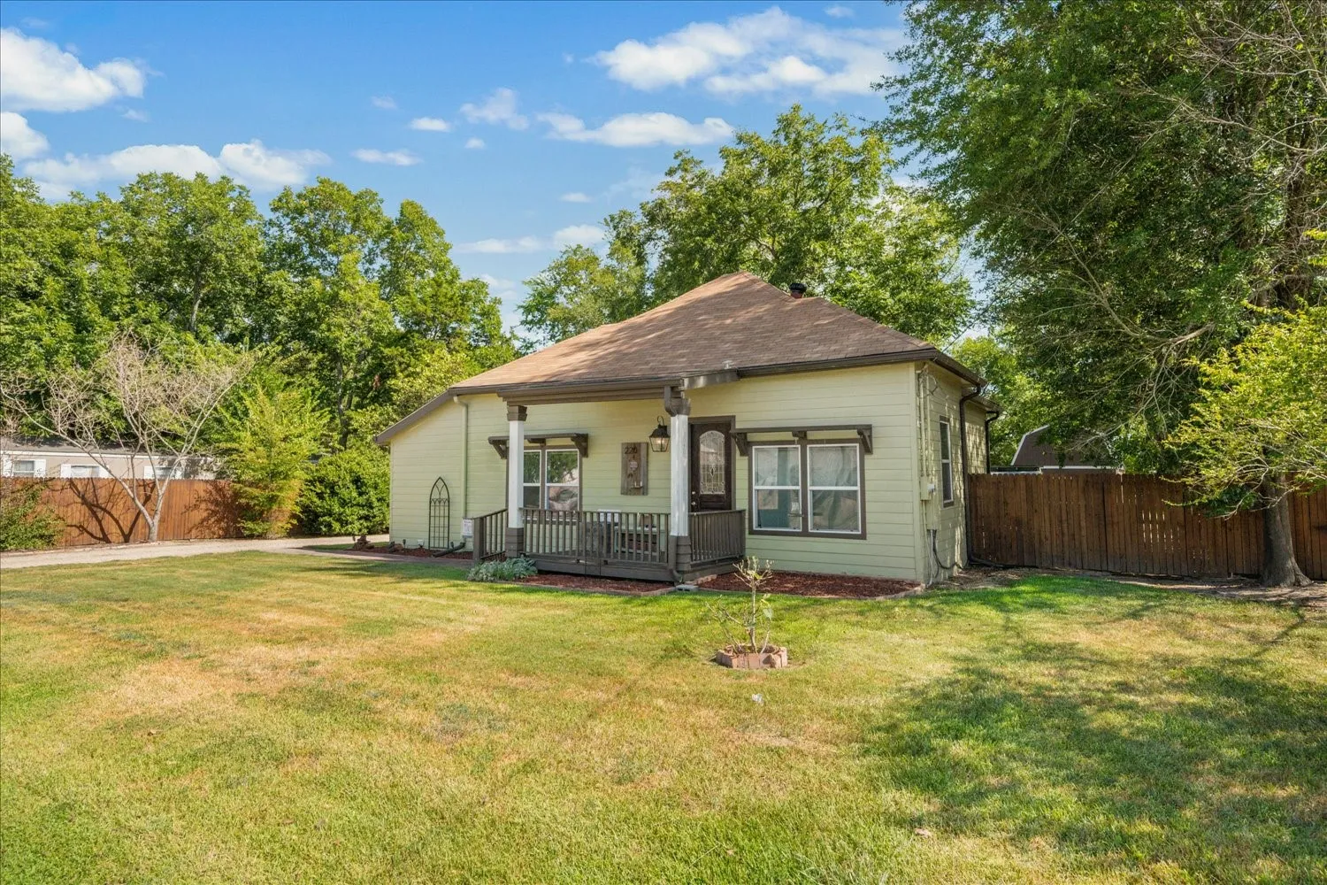 Single Family Residence For Sale in Wood County , 220 E Holley Street, Alba, Texas 75410, 2 Bedroom, 3 Bathroom, Garage spaces, 1,394 Sqft, built in 1950, mls#21363222, Real Estate Agent in Alba, Homes For Sale in Wood county, Homes For Sale in Alba, Realtor in Alba Texas, Real Estate Brokerage Independent Realty Texas, Luminita Cordes Realtor