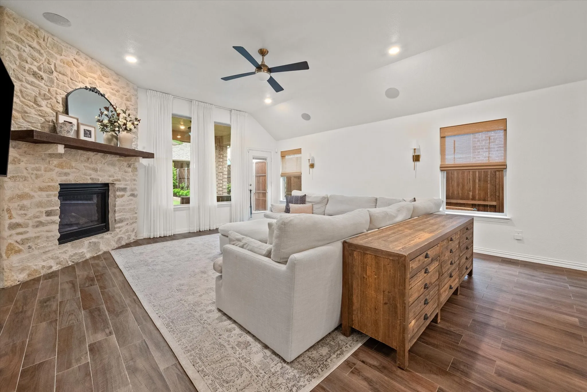 Single Family Residence For Rent in Collin County , 2204 Saratoga Drive, Melissa, Texas 75454, 3 Bedroom, 2 Bathroom, 2 Garage spaces, 2,187 Sqft, built in 2018, mls#21362839, Real Estate Agent in Melissa, Homes For Rent in Collin county, Homes For Rent in Melissa, Realtor in Melissa Texas, Real Estate Brokerage Independent Realty Texas, Luminita Cordes Realtor