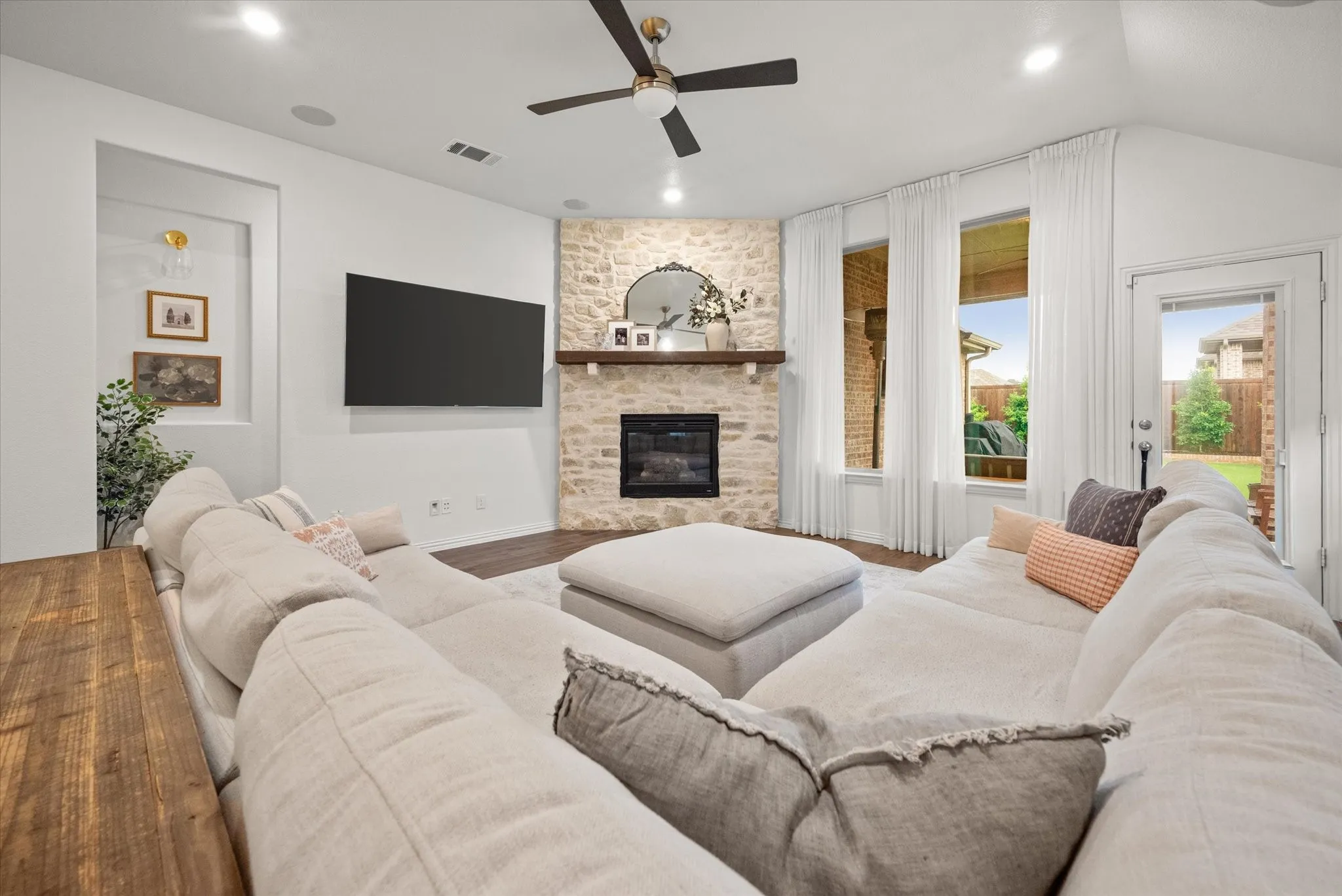 Single Family Residence For Rent in Collin County , 2204 Saratoga Drive, Melissa, Texas 75454, 3 Bedroom, 2 Bathroom, 2 Garage spaces, 2,187 Sqft, built in 2018, mls#21362839, Real Estate Agent in Melissa, Homes For Rent in Collin county, Homes For Rent in Melissa, Realtor in Melissa Texas, Real Estate Brokerage Independent Realty Texas, Luminita Cordes Realtor