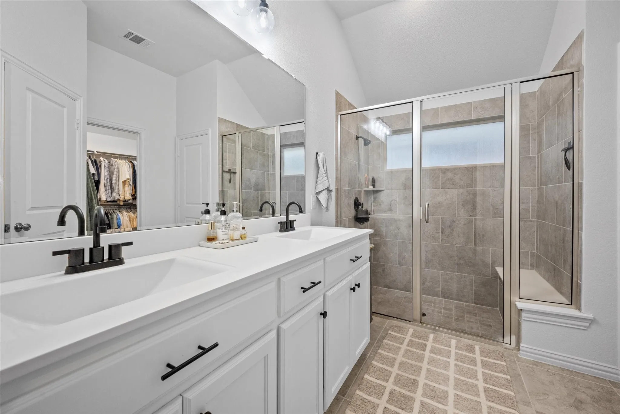 Single Family Residence For Rent in Collin County , 2204 Saratoga Drive, Melissa, Texas 75454, 3 Bedroom, 2 Bathroom, 2 Garage spaces, 2,187 Sqft, built in 2018, mls#21362839, Real Estate Agent in Melissa, Homes For Rent in Collin county, Homes For Rent in Melissa, Realtor in Melissa Texas, Real Estate Brokerage Independent Realty Texas, Luminita Cordes Realtor