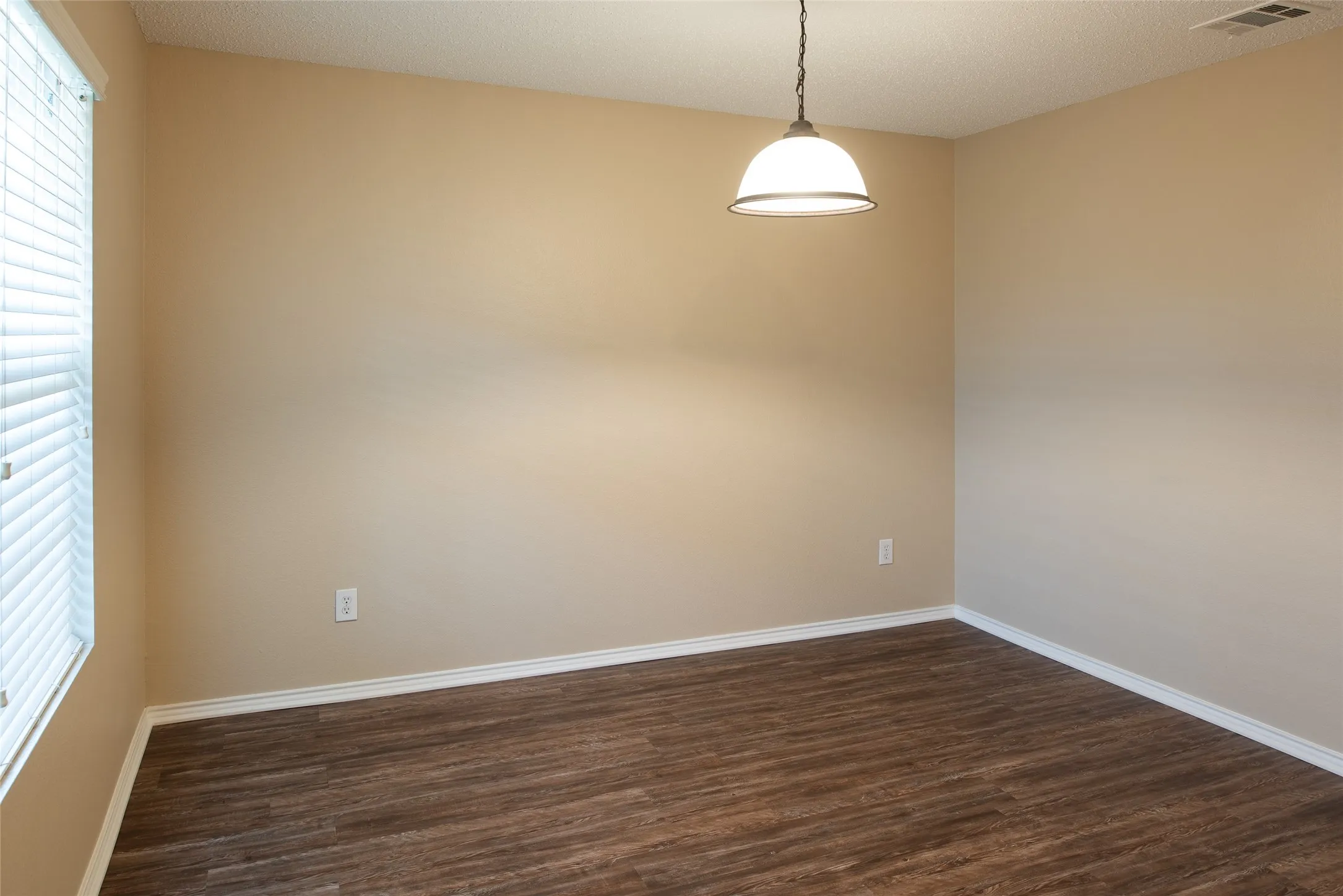 Single Family Residence For Sale in Collin County , 9801 George Bush Drive, Mc Kinney, Texas 75072, 3 Bedroom, 2 Bathroom, 2 Garage spaces, 1,848 Sqft, built in 2004, mls#21362624, Real Estate Agent in Mc Kinney, Homes For Sale in Collin county, Homes For Sale in Mc Kinney, Realtor in Mc Kinney Texas, Real Estate Brokerage Independent Realty Texas, Luminita Cordes Realtor