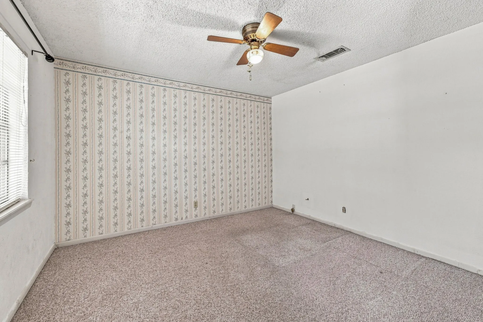 Single Family Residence For Sale in Erath County , 1007 Meadowlark Lane, Stephenville, Texas 76401, 3 Bedroom, 2 Bathroom, 3 Garage spaces, 1,750 Sqft, built in 1975, mls#21362819, Real Estate Agent in Stephenville, Homes For Sale in Erath county, Homes For Sale in Stephenville, Realtor in Stephenville Texas, Real Estate Brokerage Independent Realty Texas, Luminita Cordes Realtor