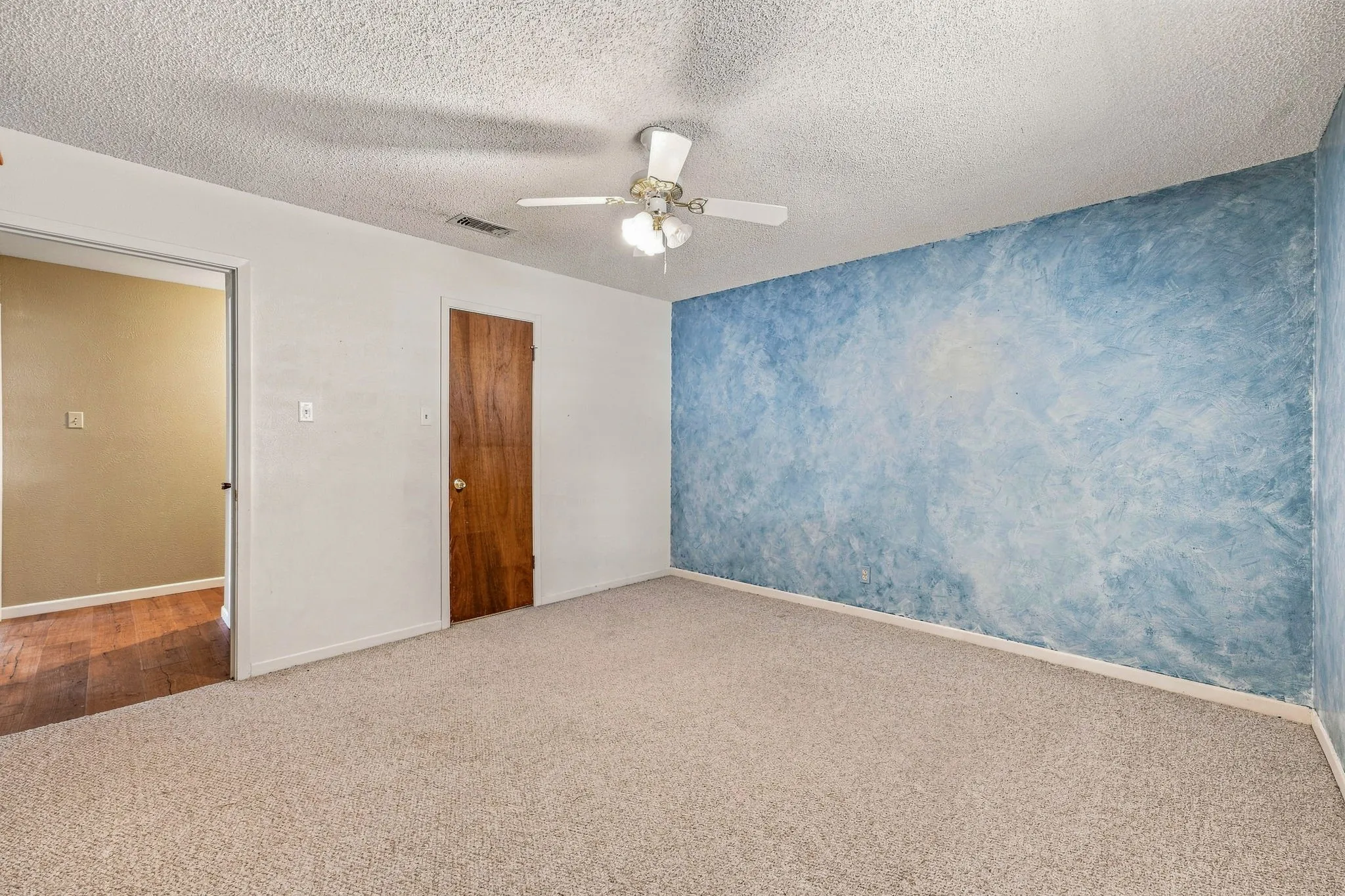Single Family Residence For Sale in Erath County , 1007 Meadowlark Lane, Stephenville, Texas 76401, 3 Bedroom, 2 Bathroom, 3 Garage spaces, 1,750 Sqft, built in 1975, mls#21362819, Real Estate Agent in Stephenville, Homes For Sale in Erath county, Homes For Sale in Stephenville, Realtor in Stephenville Texas, Real Estate Brokerage Independent Realty Texas, Luminita Cordes Realtor