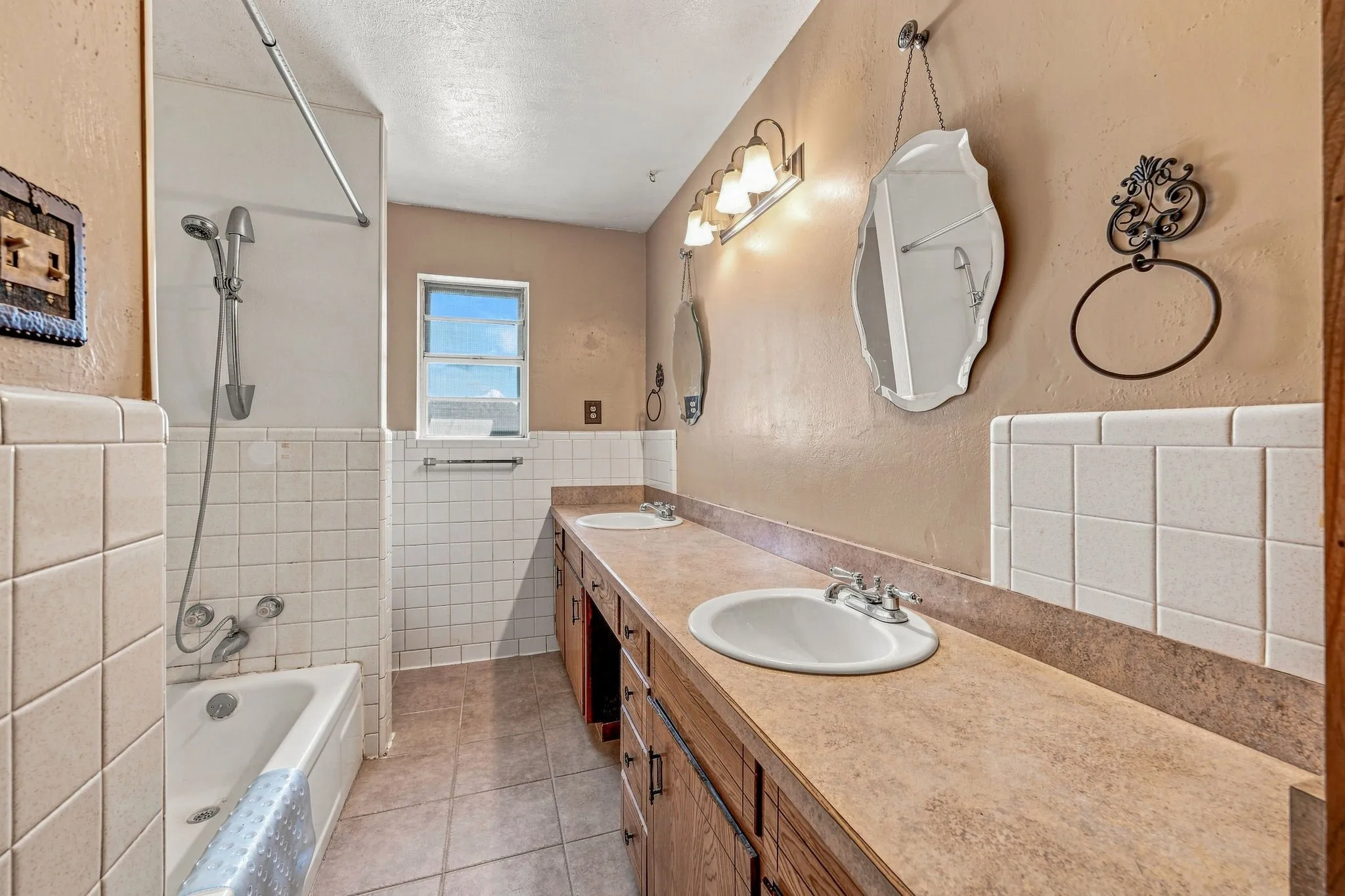 Single Family Residence For Sale in Erath County , 1007 Meadowlark Lane, Stephenville, Texas 76401, 3 Bedroom, 2 Bathroom, 3 Garage spaces, 1,750 Sqft, built in 1975, mls#21362819, Real Estate Agent in Stephenville, Homes For Sale in Erath county, Homes For Sale in Stephenville, Realtor in Stephenville Texas, Real Estate Brokerage Independent Realty Texas, Luminita Cordes Realtor