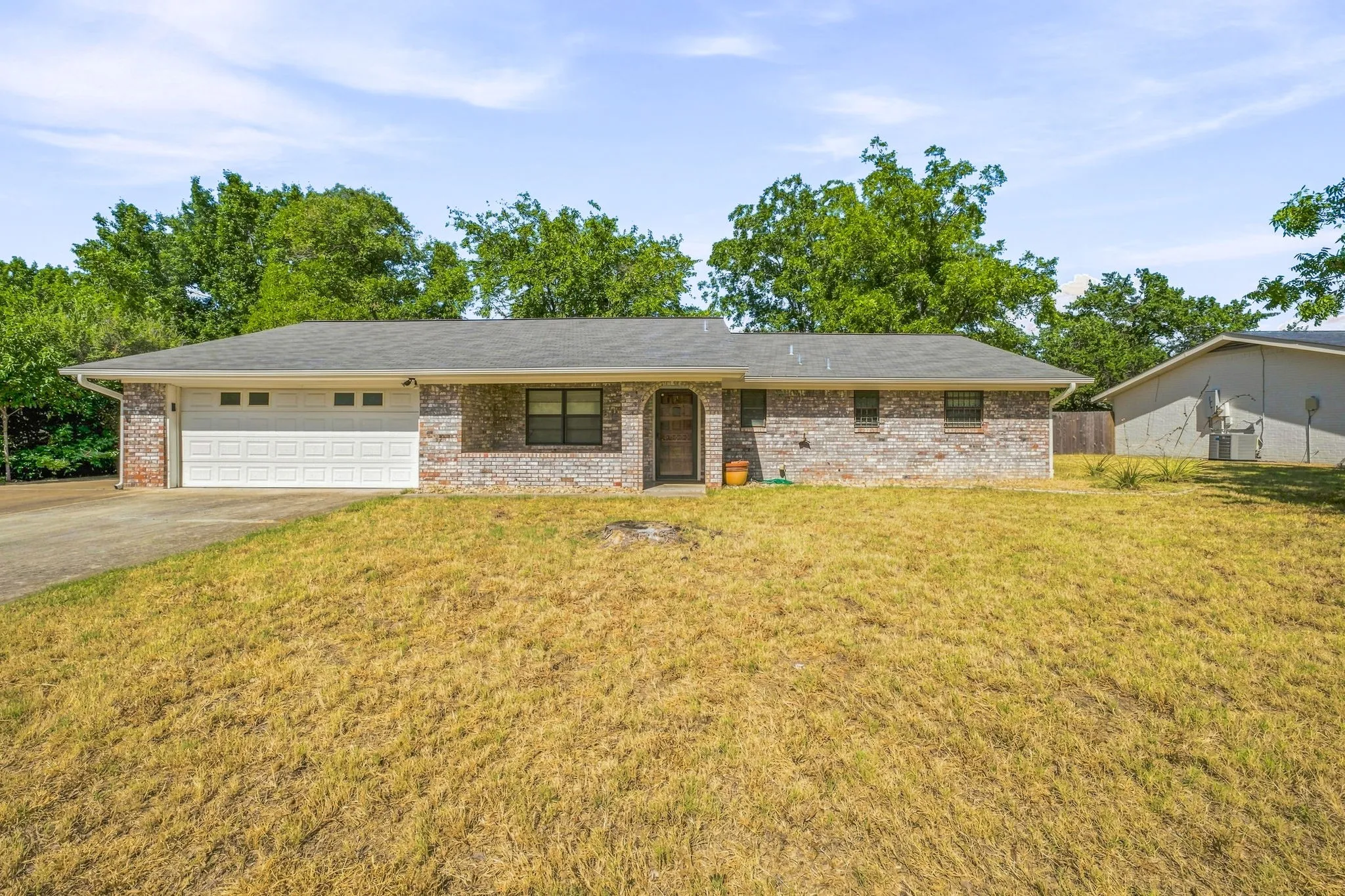 Single Family Residence For Sale in Erath County , 1007 Meadowlark Lane, Stephenville, Texas 76401, 3 Bedroom, 2 Bathroom, 3 Garage spaces, 1,750 Sqft, built in 1975, mls#21362819, Real Estate Agent in Stephenville, Homes For Sale in Erath county, Homes For Sale in Stephenville, Realtor in Stephenville Texas, Real Estate Brokerage Independent Realty Texas, Luminita Cordes Realtor