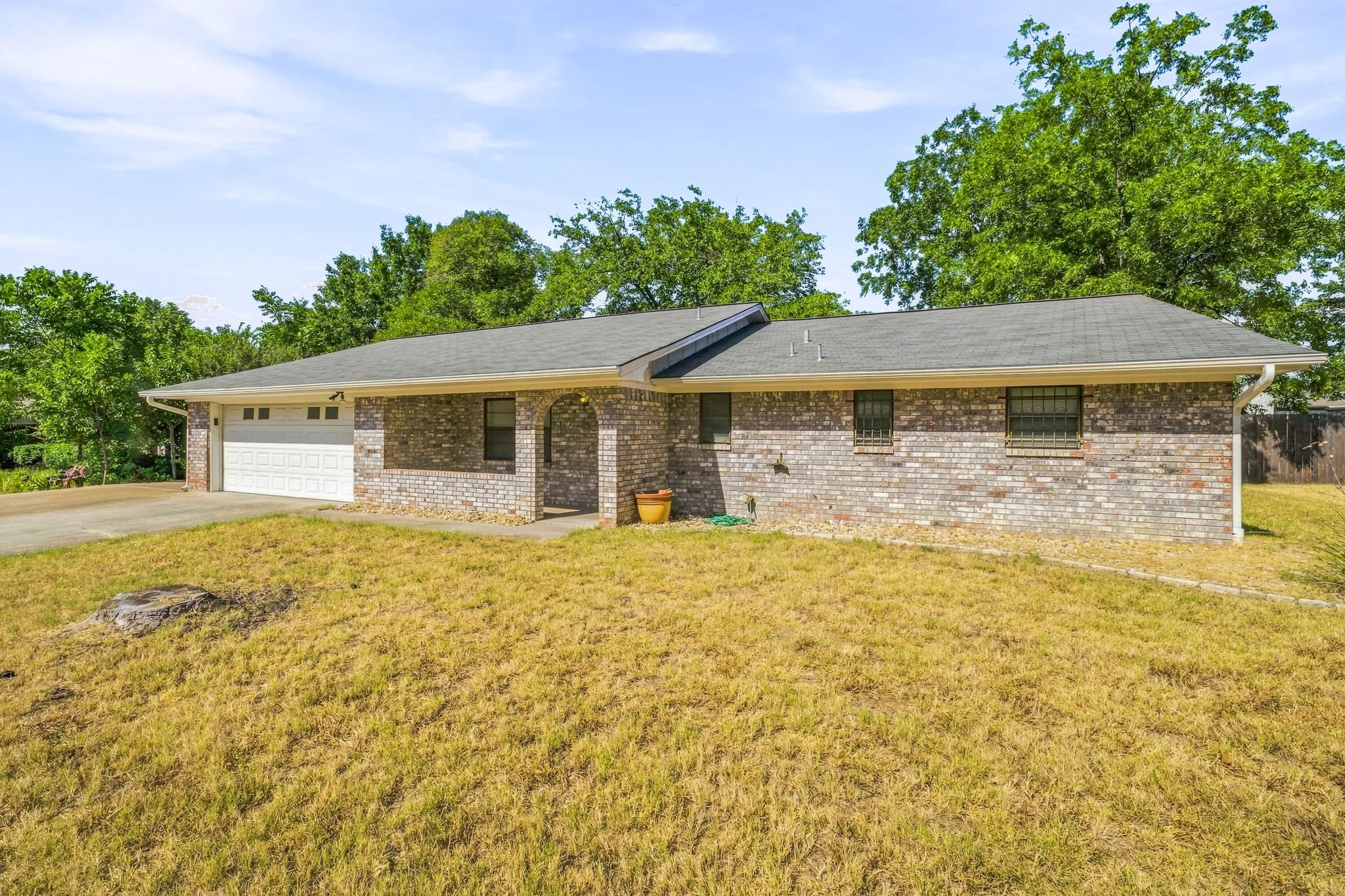 Single Family Residence For Sale in Erath County , 1007 Meadowlark Lane, Stephenville, Texas 76401, 3 Bedroom, 2 Bathroom, 3 Garage spaces, 1,750 Sqft, built in 1975, mls#21362819, Real Estate Agent in Stephenville, Homes For Sale in Erath county, Homes For Sale in Stephenville, Realtor in Stephenville Texas, Real Estate Brokerage Independent Realty Texas, Luminita Cordes Realtor