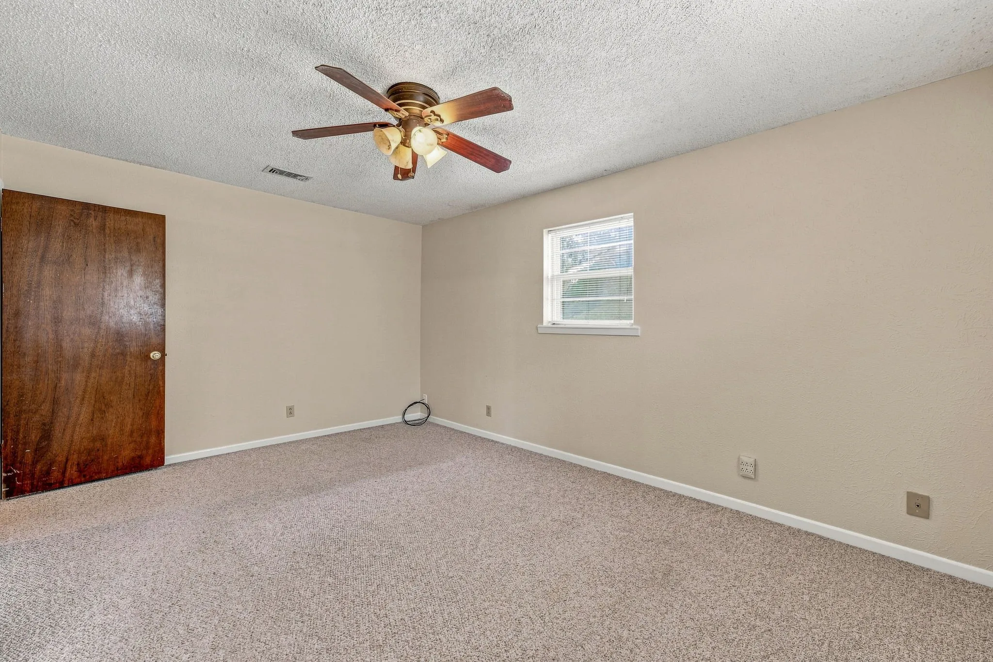 Single Family Residence For Sale in Erath County , 1007 Meadowlark Lane, Stephenville, Texas 76401, 3 Bedroom, 2 Bathroom, 3 Garage spaces, 1,750 Sqft, built in 1975, mls#21362819, Real Estate Agent in Stephenville, Homes For Sale in Erath county, Homes For Sale in Stephenville, Realtor in Stephenville Texas, Real Estate Brokerage Independent Realty Texas, Luminita Cordes Realtor