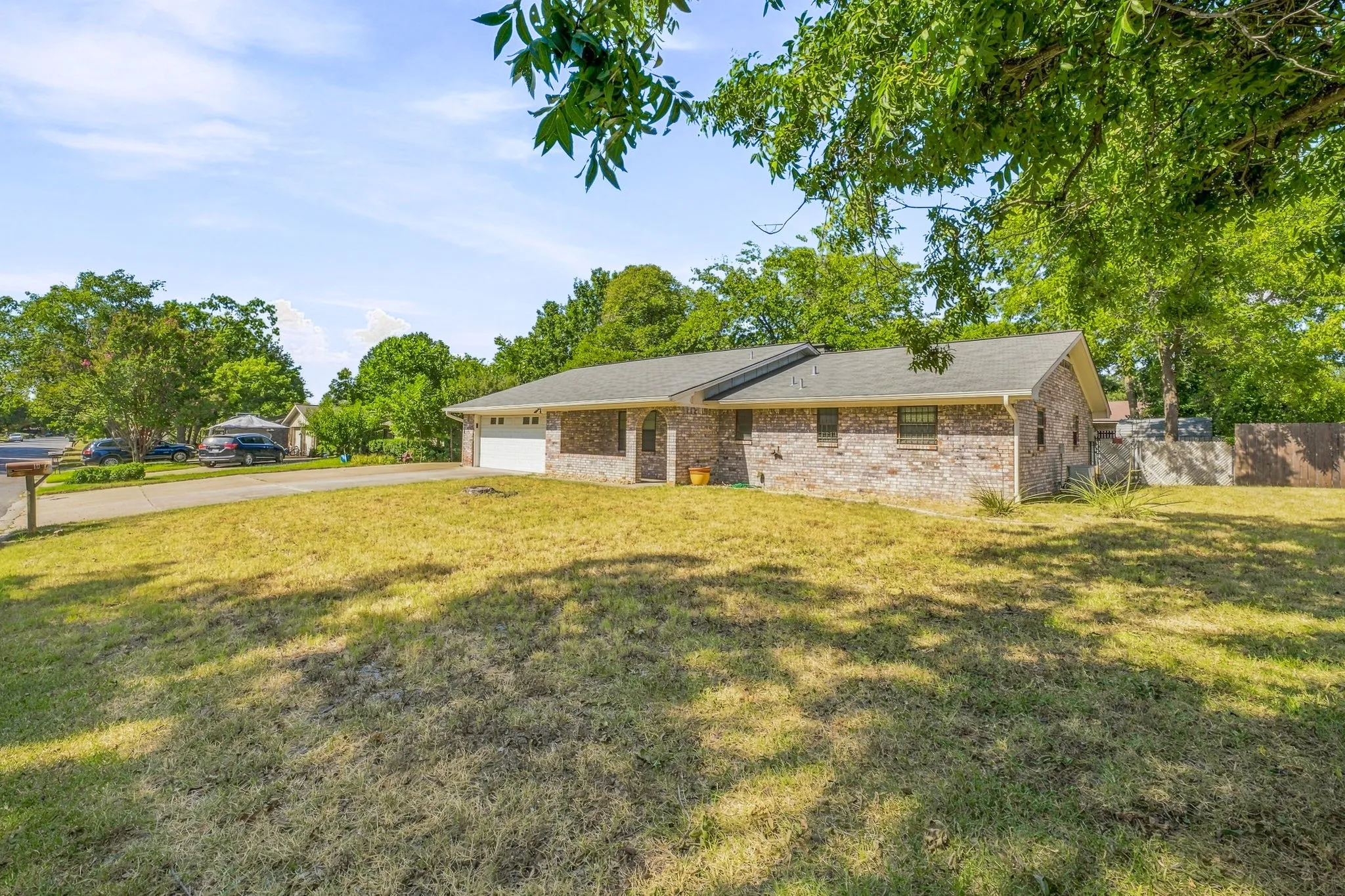Single Family Residence For Sale in Erath County , 1007 Meadowlark Lane, Stephenville, Texas 76401, 3 Bedroom, 2 Bathroom, 3 Garage spaces, 1,750 Sqft, built in 1975, mls#21362819, Real Estate Agent in Stephenville, Homes For Sale in Erath county, Homes For Sale in Stephenville, Realtor in Stephenville Texas, Real Estate Brokerage Independent Realty Texas, Luminita Cordes Realtor