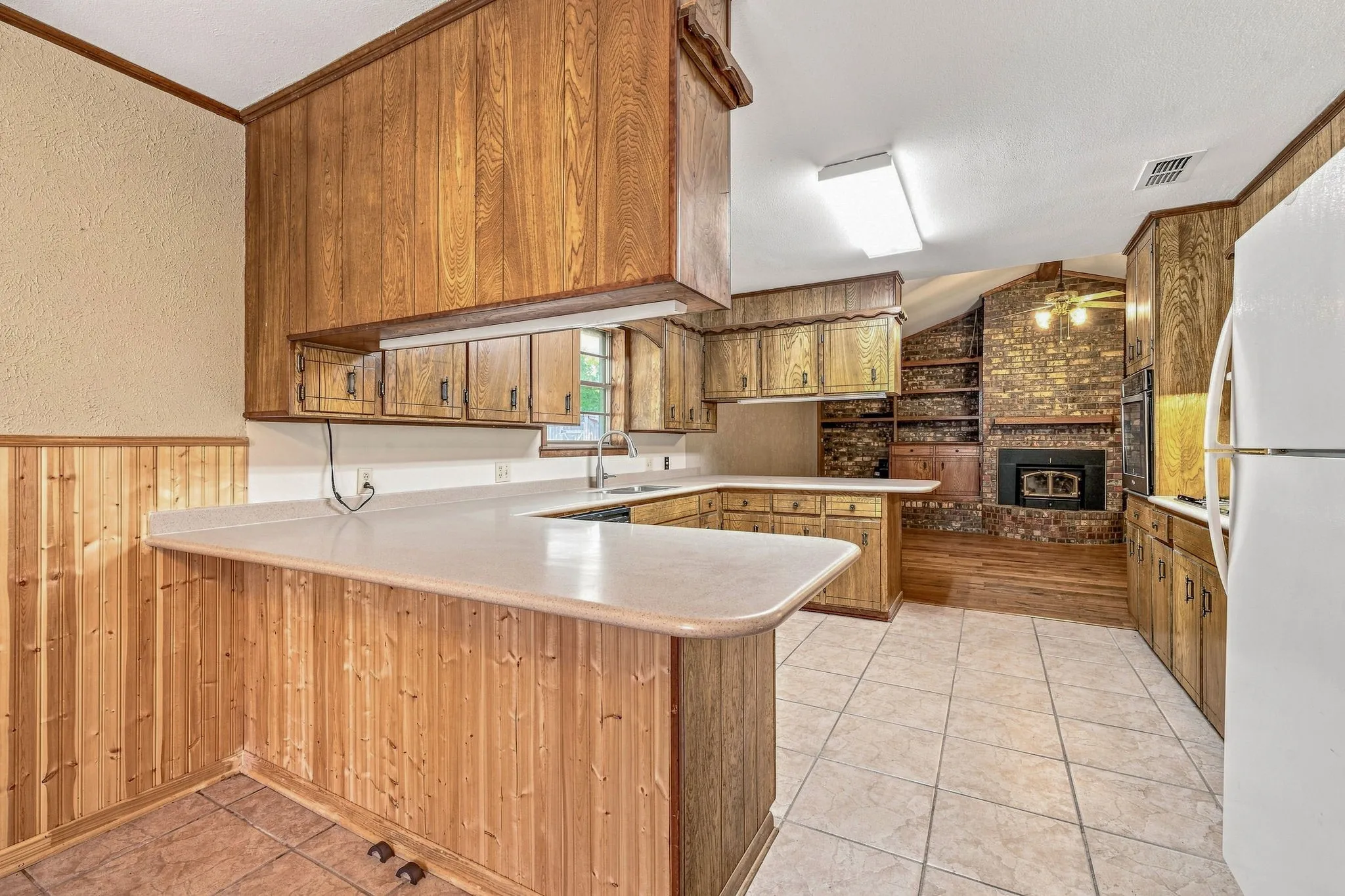 Single Family Residence For Sale in Erath County , 1007 Meadowlark Lane, Stephenville, Texas 76401, 3 Bedroom, 2 Bathroom, 3 Garage spaces, 1,750 Sqft, built in 1975, mls#21362819, Real Estate Agent in Stephenville, Homes For Sale in Erath county, Homes For Sale in Stephenville, Realtor in Stephenville Texas, Real Estate Brokerage Independent Realty Texas, Luminita Cordes Realtor