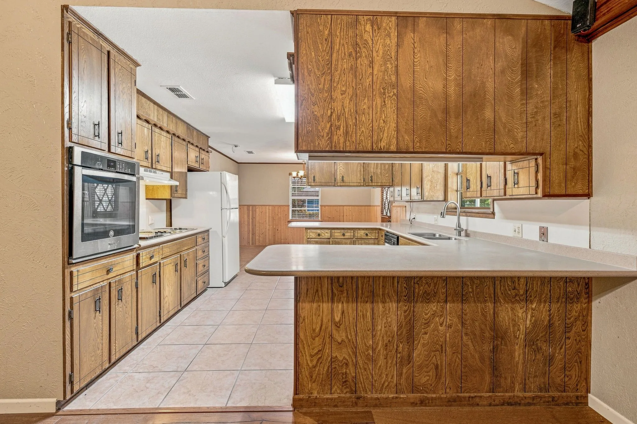 Single Family Residence For Sale in Erath County , 1007 Meadowlark Lane, Stephenville, Texas 76401, 3 Bedroom, 2 Bathroom, 3 Garage spaces, 1,750 Sqft, built in 1975, mls#21362819, Real Estate Agent in Stephenville, Homes For Sale in Erath county, Homes For Sale in Stephenville, Realtor in Stephenville Texas, Real Estate Brokerage Independent Realty Texas, Luminita Cordes Realtor