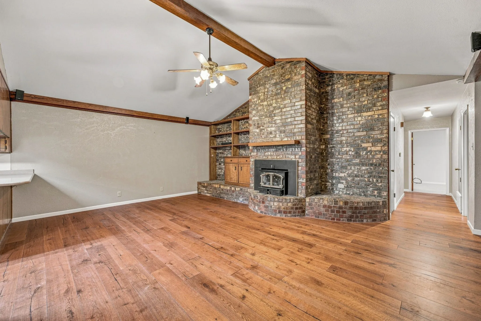 Single Family Residence For Sale in Erath County , 1007 Meadowlark Lane, Stephenville, Texas 76401, 3 Bedroom, 2 Bathroom, 3 Garage spaces, 1,750 Sqft, built in 1975, mls#21362819, Real Estate Agent in Stephenville, Homes For Sale in Erath county, Homes For Sale in Stephenville, Realtor in Stephenville Texas, Real Estate Brokerage Independent Realty Texas, Luminita Cordes Realtor