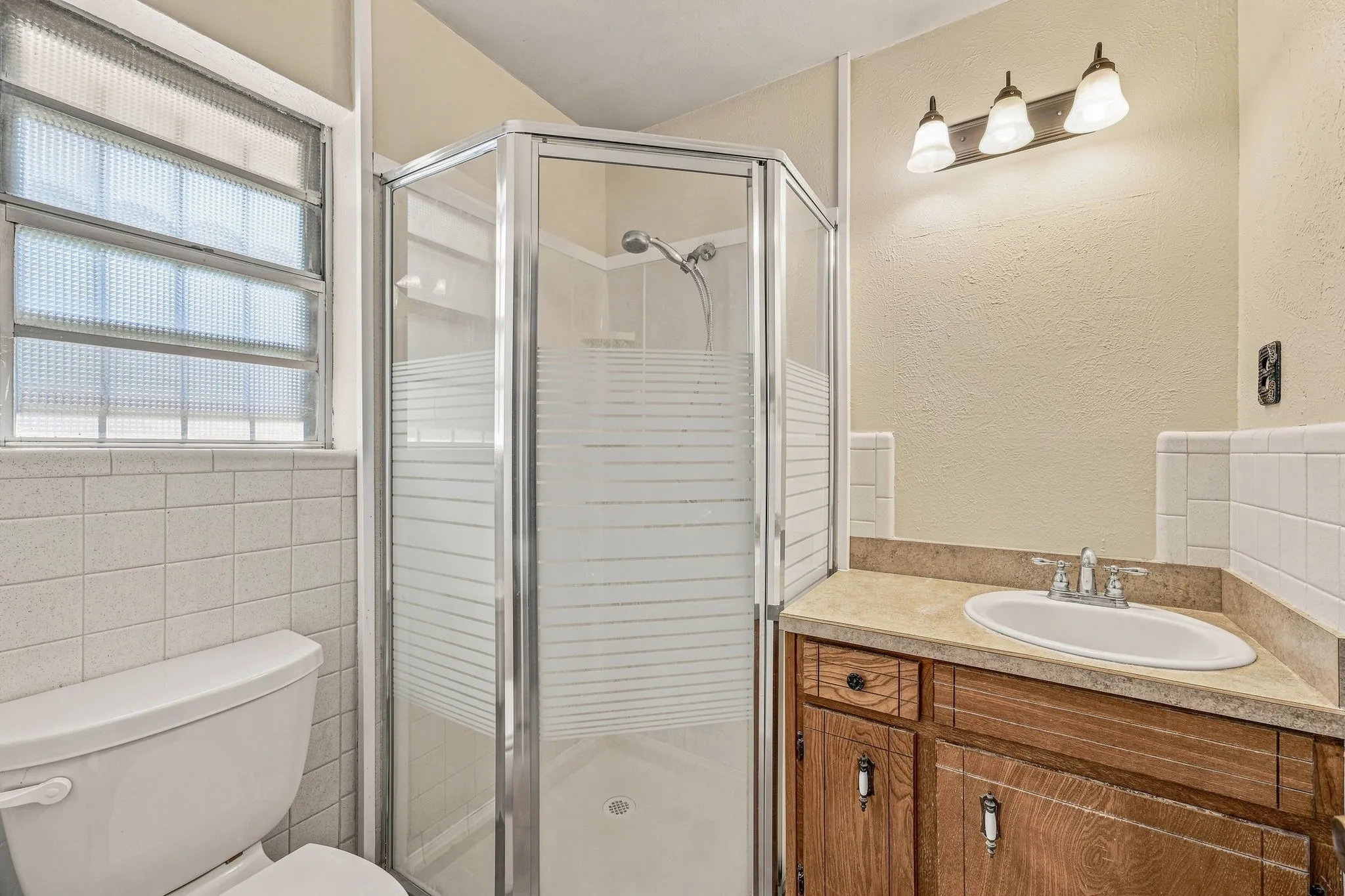 Single Family Residence For Sale in Erath County , 1007 Meadowlark Lane, Stephenville, Texas 76401, 3 Bedroom, 2 Bathroom, 3 Garage spaces, 1,750 Sqft, built in 1975, mls#21362819, Real Estate Agent in Stephenville, Homes For Sale in Erath county, Homes For Sale in Stephenville, Realtor in Stephenville Texas, Real Estate Brokerage Independent Realty Texas, Luminita Cordes Realtor