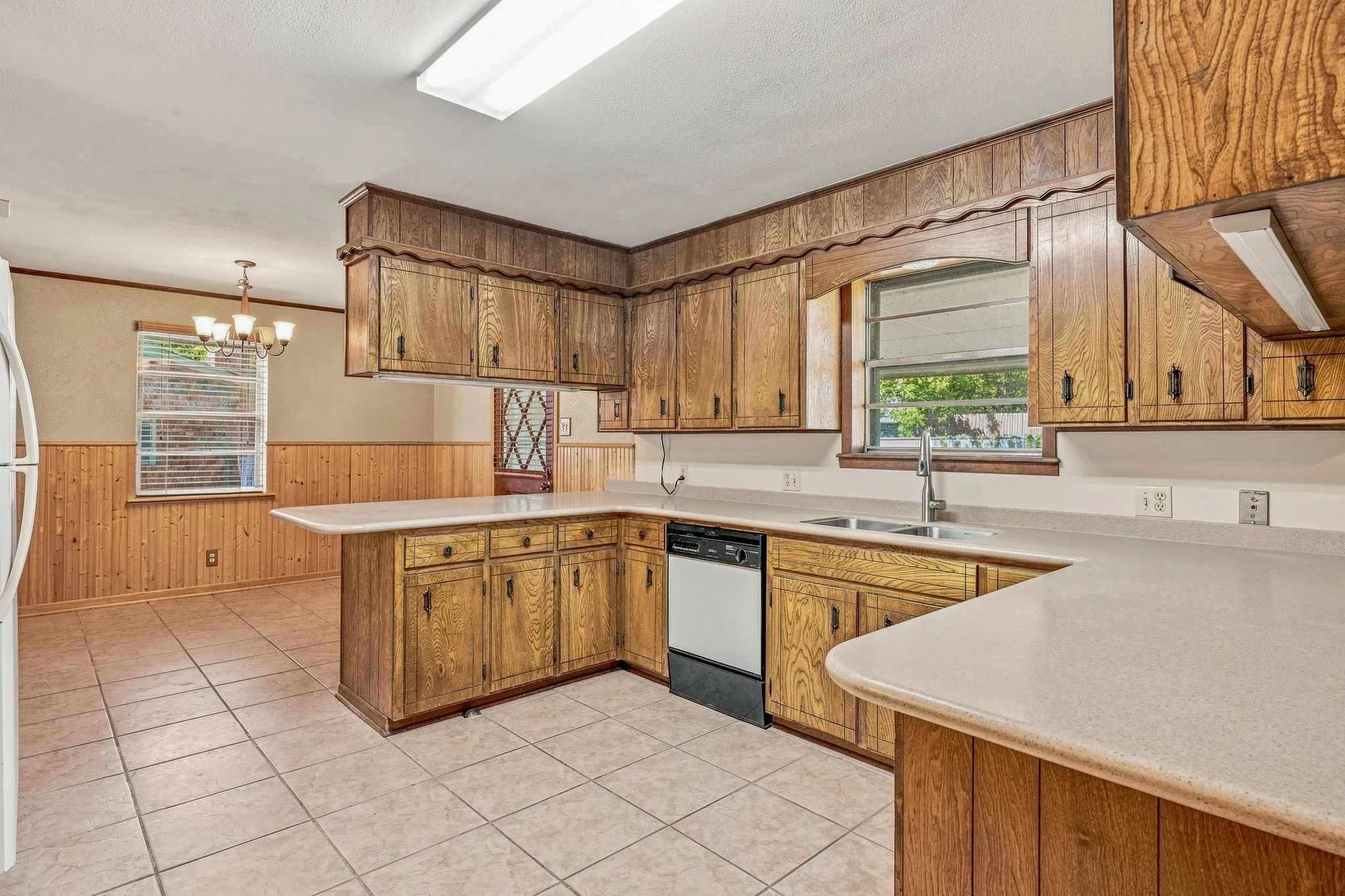 Single Family Residence For Sale in Erath County , 1007 Meadowlark Lane, Stephenville, Texas 76401, 3 Bedroom, 2 Bathroom, 3 Garage spaces, 1,750 Sqft, built in 1975, mls#21362819, Real Estate Agent in Stephenville, Homes For Sale in Erath county, Homes For Sale in Stephenville, Realtor in Stephenville Texas, Real Estate Brokerage Independent Realty Texas, Luminita Cordes Realtor