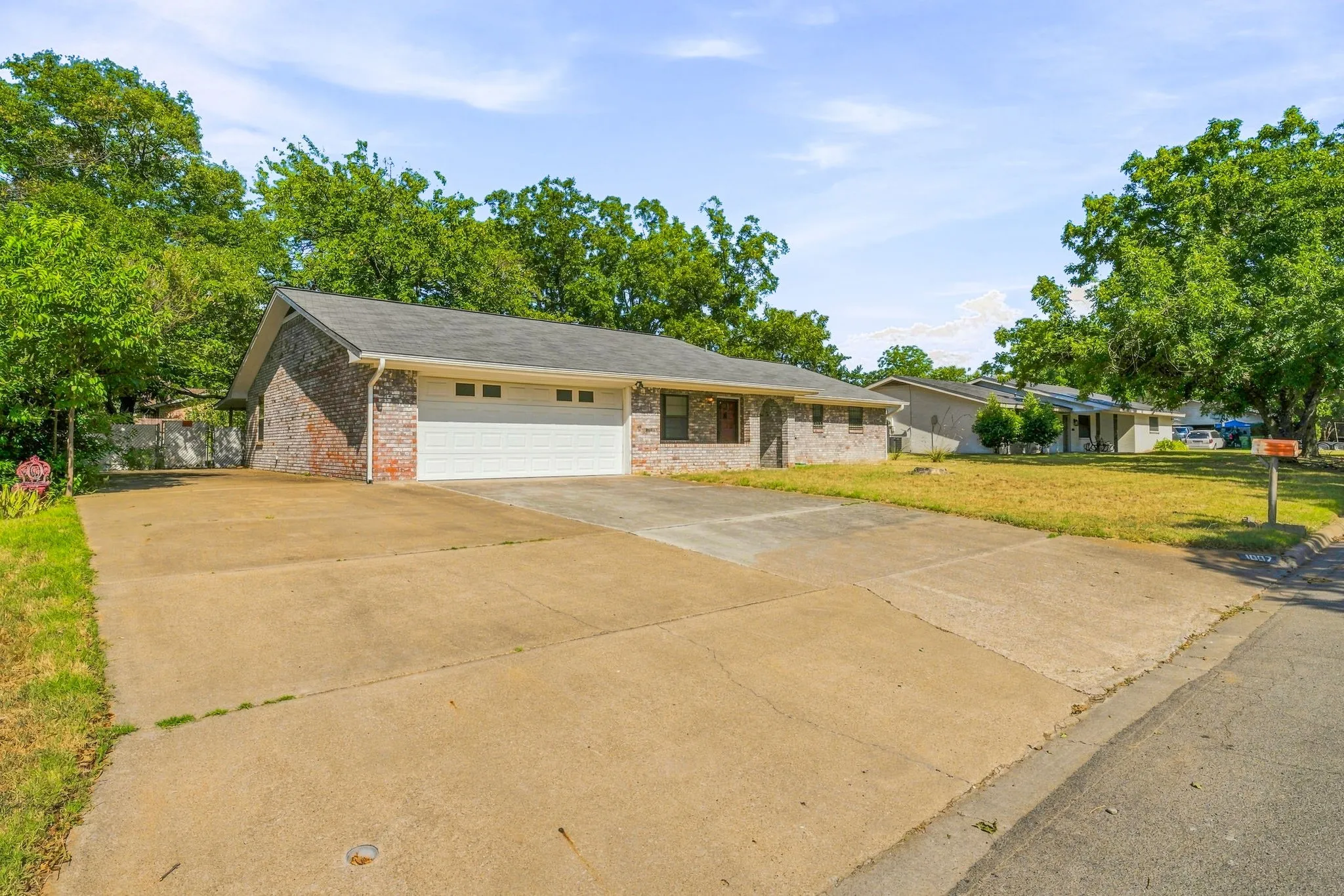 Single Family Residence For Sale in Erath County , 1007 Meadowlark Lane, Stephenville, Texas 76401, 3 Bedroom, 2 Bathroom, 3 Garage spaces, 1,750 Sqft, built in 1975, mls#21362819, Real Estate Agent in Stephenville, Homes For Sale in Erath county, Homes For Sale in Stephenville, Realtor in Stephenville Texas, Real Estate Brokerage Independent Realty Texas, Luminita Cordes Realtor