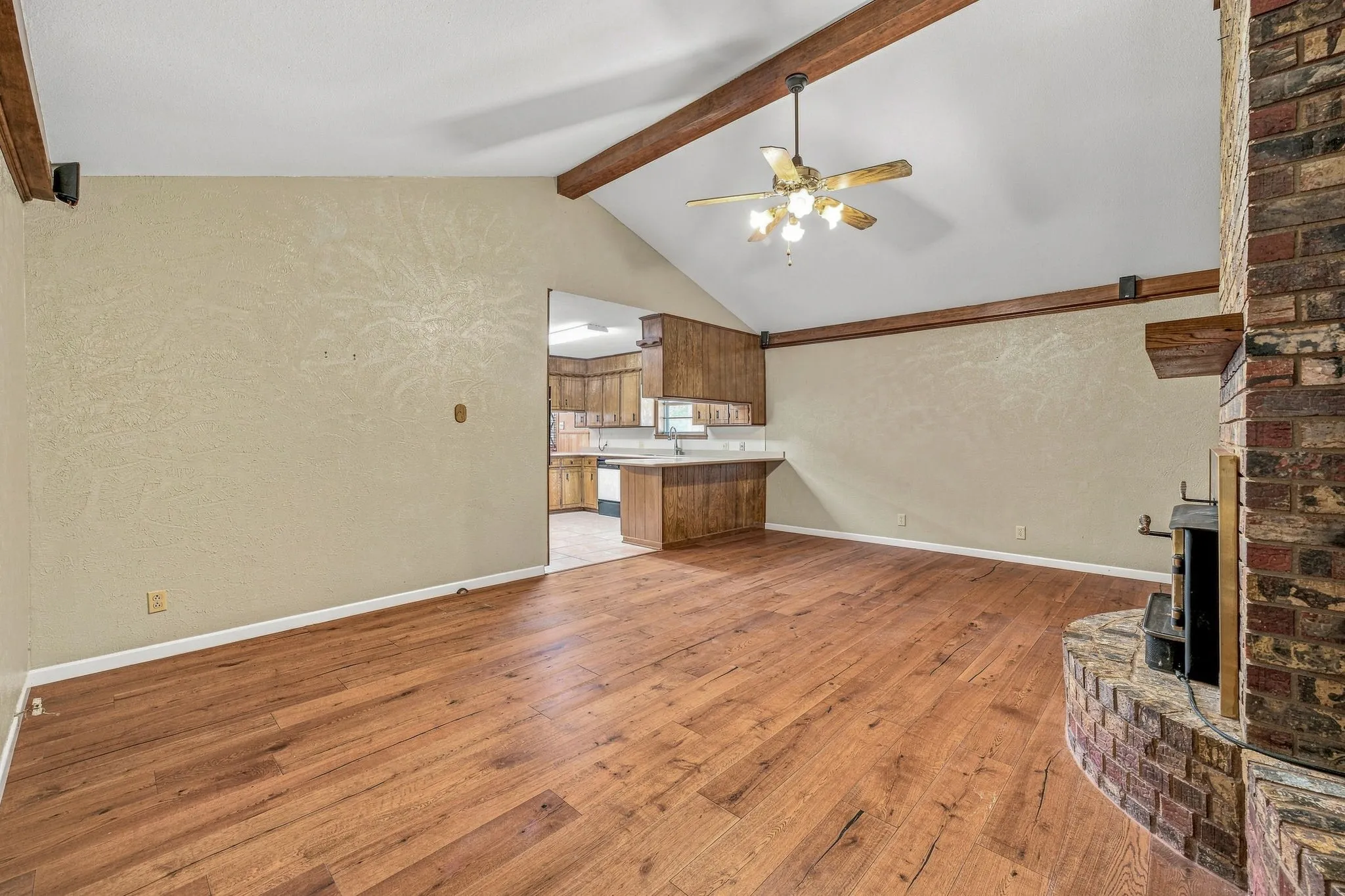 Single Family Residence For Sale in Erath County , 1007 Meadowlark Lane, Stephenville, Texas 76401, 3 Bedroom, 2 Bathroom, 3 Garage spaces, 1,750 Sqft, built in 1975, mls#21362819, Real Estate Agent in Stephenville, Homes For Sale in Erath county, Homes For Sale in Stephenville, Realtor in Stephenville Texas, Real Estate Brokerage Independent Realty Texas, Luminita Cordes Realtor