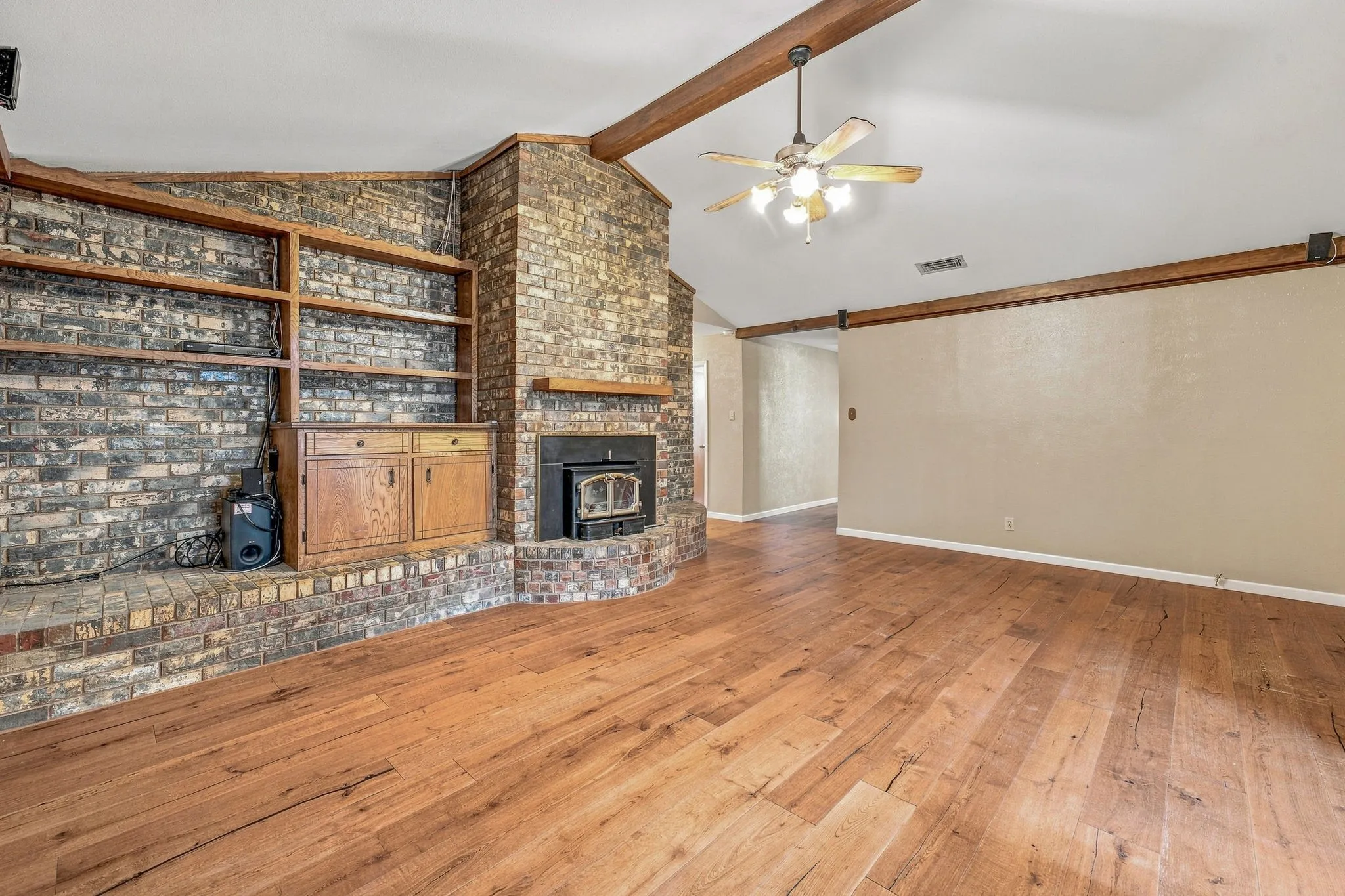 Single Family Residence For Sale in Erath County , 1007 Meadowlark Lane, Stephenville, Texas 76401, 3 Bedroom, 2 Bathroom, 3 Garage spaces, 1,750 Sqft, built in 1975, mls#21362819, Real Estate Agent in Stephenville, Homes For Sale in Erath county, Homes For Sale in Stephenville, Realtor in Stephenville Texas, Real Estate Brokerage Independent Realty Texas, Luminita Cordes Realtor