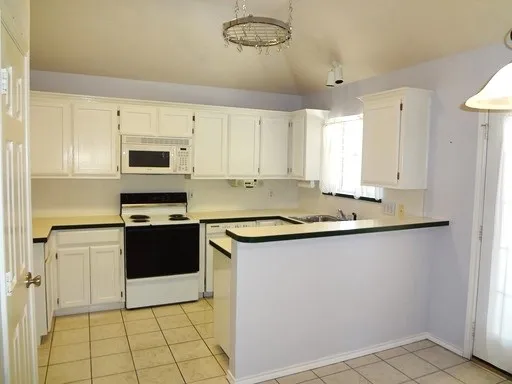 Single Family Residence For Rent in Denton County , 2216 Lattimore Street, Denton, Texas 76209, 3 Bedroom, 2 Bathroom, 2 Garage spaces, 1,275 Sqft, built in 1995, mls#21363399, Real Estate Agent in Denton, Homes For Rent in Denton county, Homes For Rent in Denton, Realtor in Denton Texas, Real Estate Brokerage Independent Realty Texas, Luminita Cordes Realtor