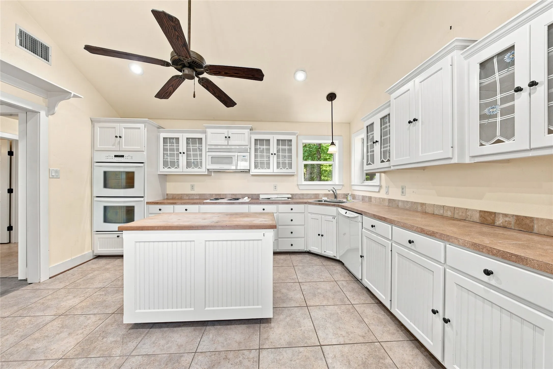 Single Family Residence For Sale in Henderson County , 8418 County Road 3613, Murchison, Texas 75778, 1 Bedroom, 1 Bathroom, Garage spaces, 1,526 Sqft, built in 2007, mls#21363405, Real Estate Agent in Murchison, Homes For Sale in Henderson county, Homes For Sale in Murchison, Realtor in Murchison Texas, Real Estate Brokerage Independent Realty Texas, Luminita Cordes Realtor