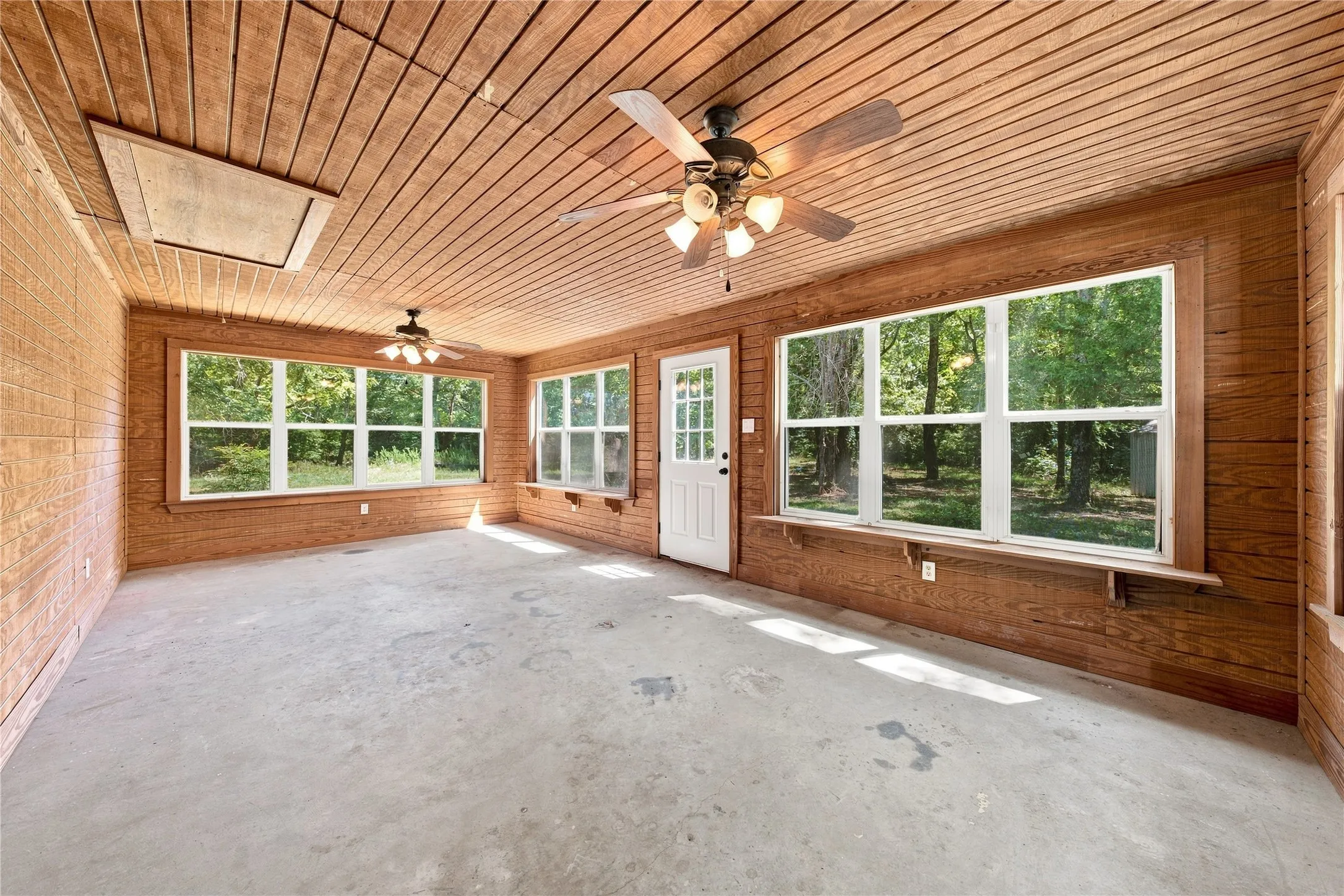 Single Family Residence For Sale in Henderson County , 8418 County Road 3613, Murchison, Texas 75778, 1 Bedroom, 1 Bathroom, Garage spaces, 1,526 Sqft, built in 2007, mls#21363405, Real Estate Agent in Murchison, Homes For Sale in Henderson county, Homes For Sale in Murchison, Realtor in Murchison Texas, Real Estate Brokerage Independent Realty Texas, Luminita Cordes Realtor