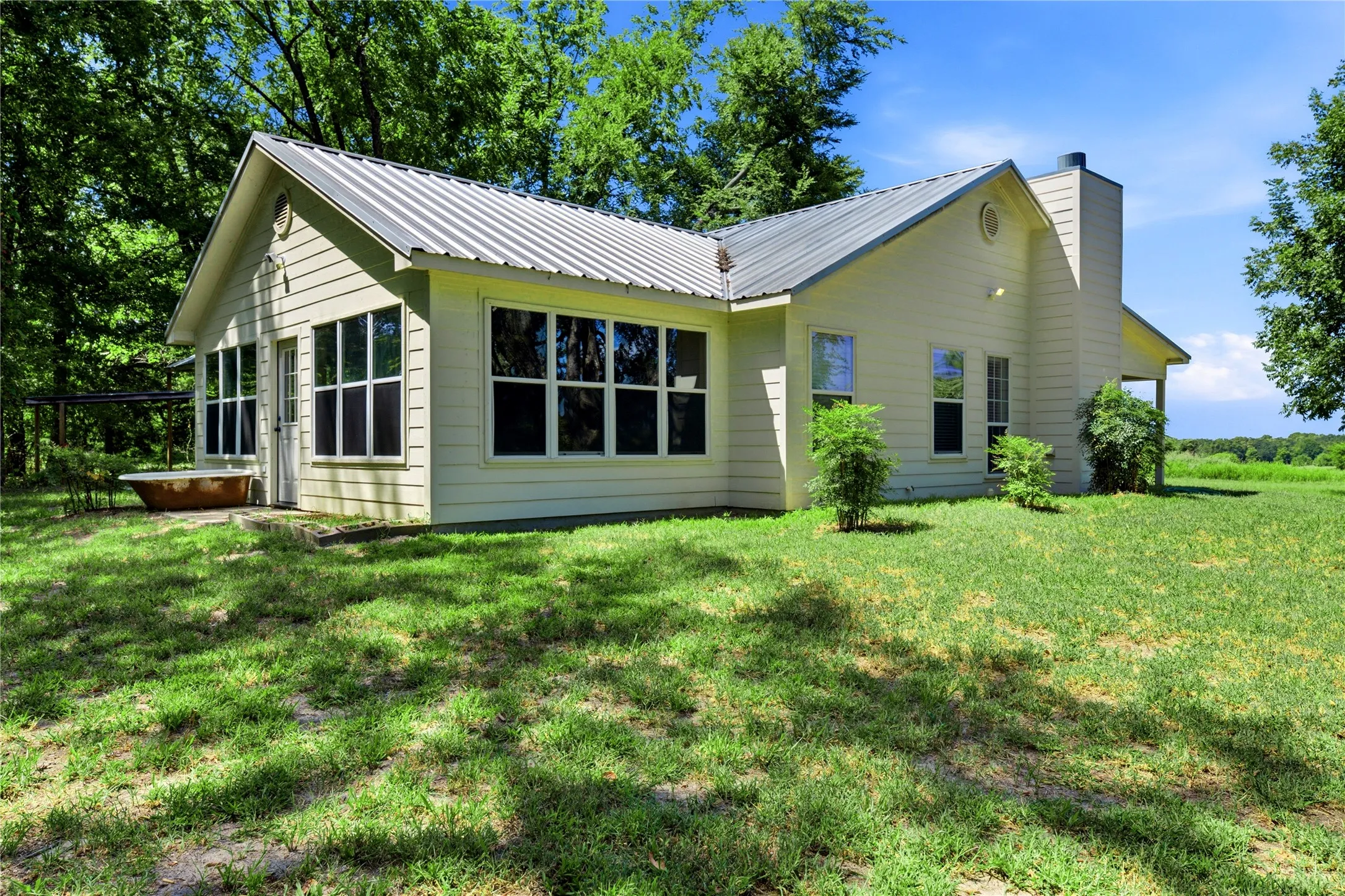 Single Family Residence For Sale in Henderson County , 8418 County Road 3613, Murchison, Texas 75778, 1 Bedroom, 1 Bathroom, Garage spaces, 1,526 Sqft, built in 2007, mls#21363405, Real Estate Agent in Murchison, Homes For Sale in Henderson county, Homes For Sale in Murchison, Realtor in Murchison Texas, Real Estate Brokerage Independent Realty Texas, Luminita Cordes Realtor