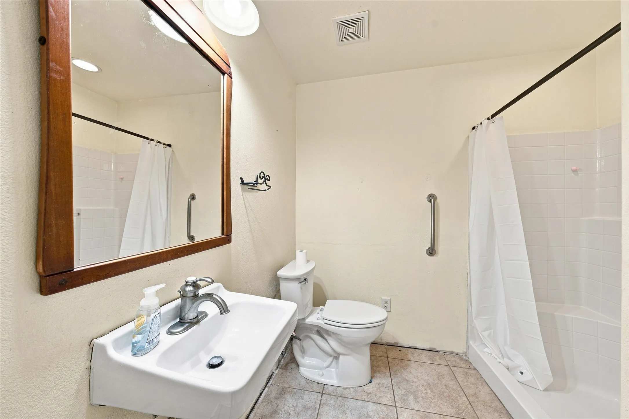Single Family Residence For Sale in Henderson County , 8418 County Road 3613, Murchison, Texas 75778, 1 Bedroom, 1 Bathroom, Garage spaces, 1,526 Sqft, built in 2007, mls#21363405, Real Estate Agent in Murchison, Homes For Sale in Henderson county, Homes For Sale in Murchison, Realtor in Murchison Texas, Real Estate Brokerage Independent Realty Texas, Luminita Cordes Realtor