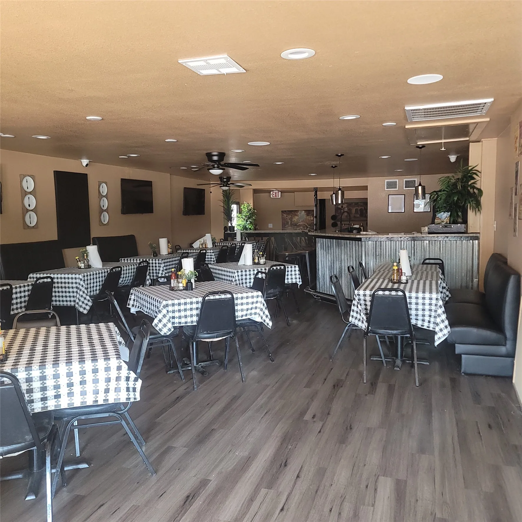 Retail For Rent in Ellis County , 808 W Ennis Avenue, Ennis, Texas 75119, 0, 0, Garage spaces, 0 Sqft, built in 1945, Price $4,500, mls#21363411, Real Estate Agent in Ennis, Homes For Rent in Ellis county, Homes For Rent in Ennis, Realtor in Ennis Texas, Real Estate Brokerage Independent Realty Texas, Luminita Cordes Realtor