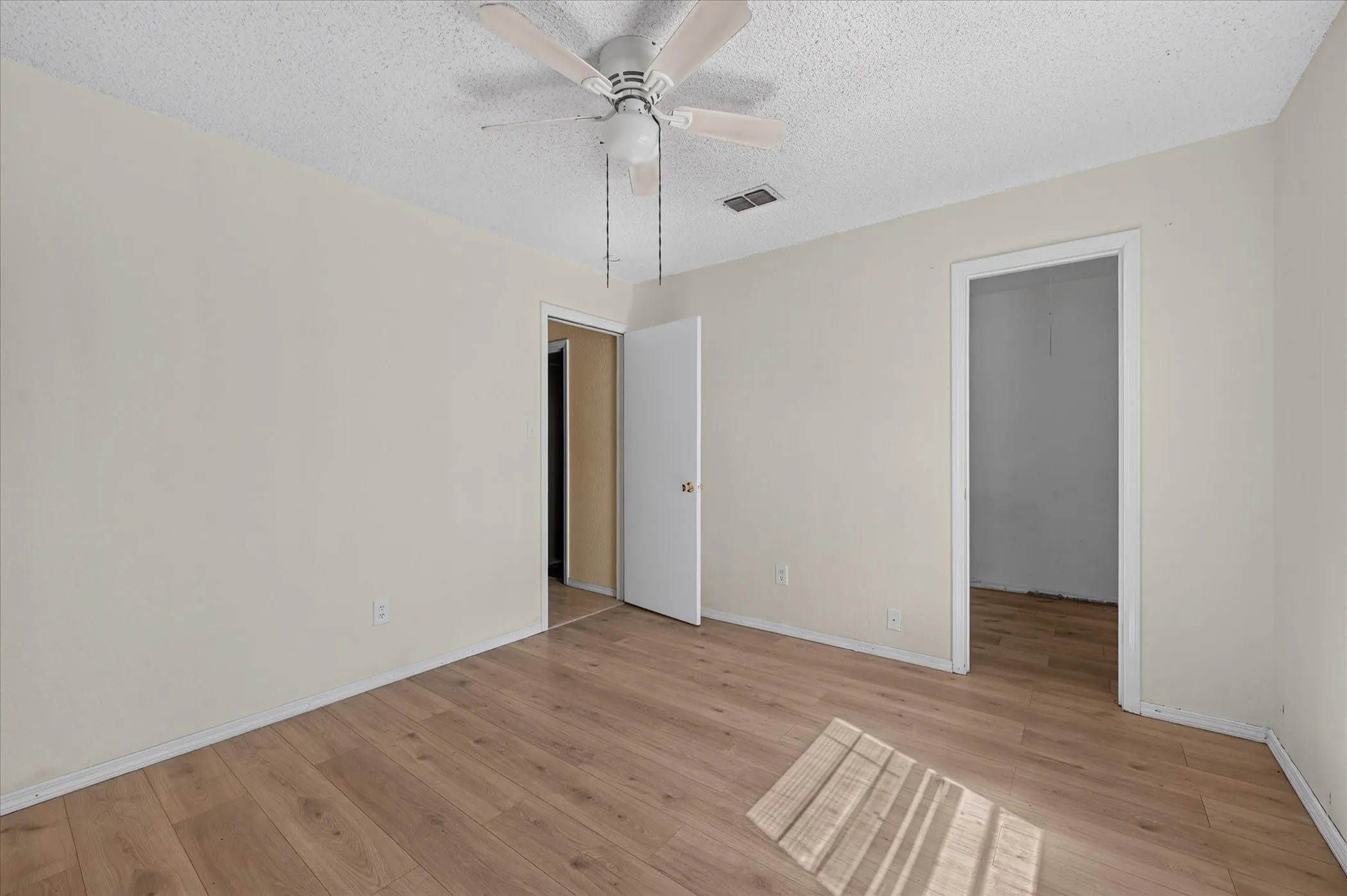 Single Family Residence For Sale in Tarrant County , 6512 High Country Trail, Arlington, Texas 76016, 4 Bedroom, 2 Bathroom, Garage spaces, 2,368 Sqft, built in 1979, mls#21359815, Real Estate Agent in Arlington, Homes For Sale in Tarrant county, Homes For Sale in Arlington, Realtor in Arlington Texas, Real Estate Brokerage Independent Realty Texas, Luminita Cordes Realtor