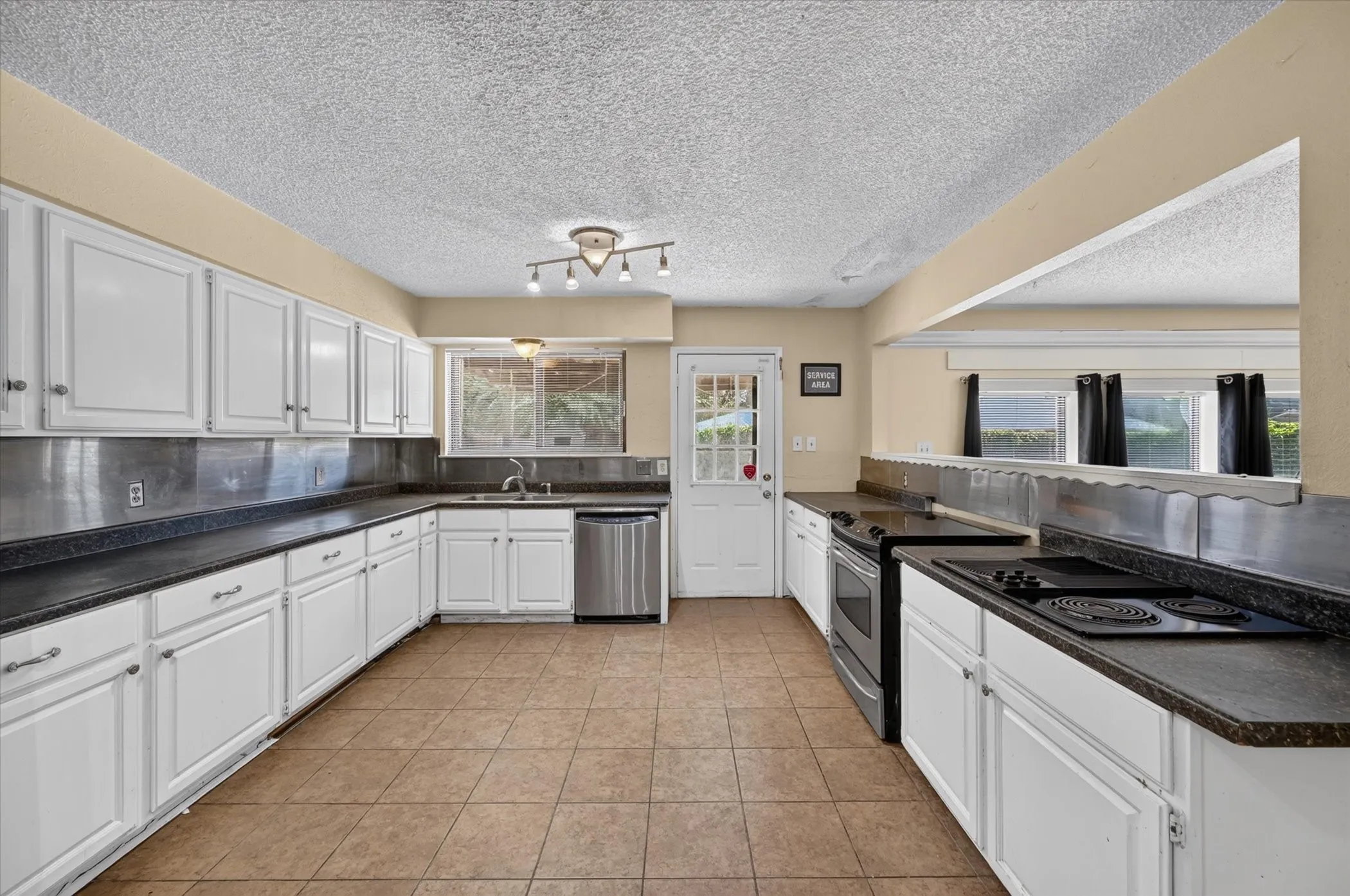 Single Family Residence For Sale in Tarrant County , 6512 High Country Trail, Arlington, Texas 76016, 4 Bedroom, 2 Bathroom, Garage spaces, 2,368 Sqft, built in 1979, mls#21359815, Real Estate Agent in Arlington, Homes For Sale in Tarrant county, Homes For Sale in Arlington, Realtor in Arlington Texas, Real Estate Brokerage Independent Realty Texas, Luminita Cordes Realtor