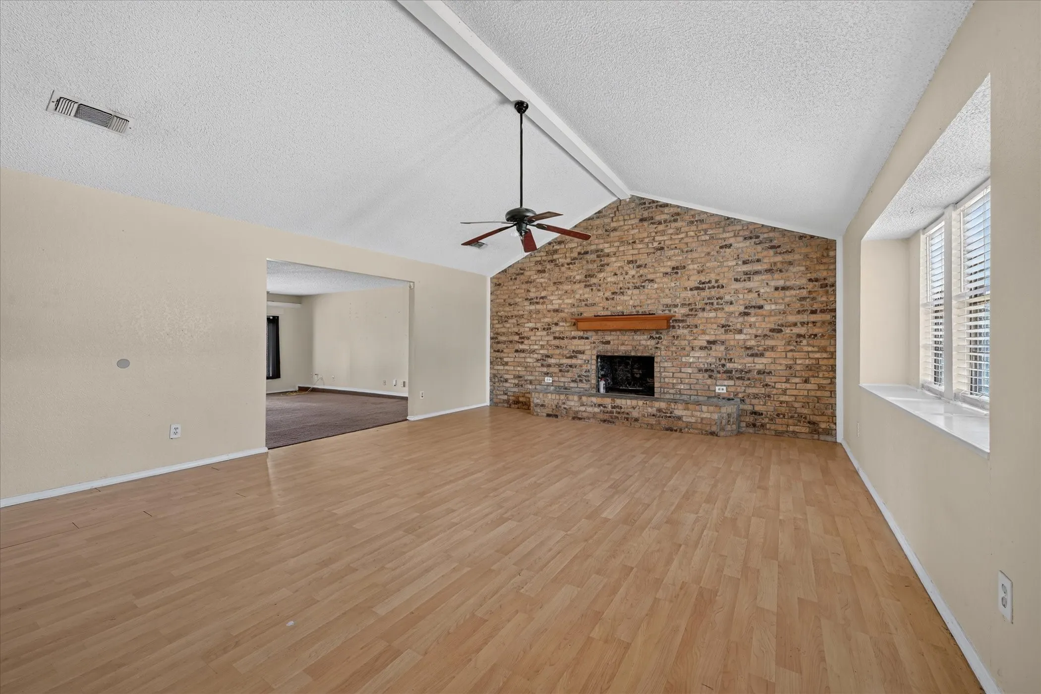 Single Family Residence For Sale in Tarrant County , 6512 High Country Trail, Arlington, Texas 76016, 4 Bedroom, 2 Bathroom, Garage spaces, 2,368 Sqft, built in 1979, mls#21359815, Real Estate Agent in Arlington, Homes For Sale in Tarrant county, Homes For Sale in Arlington, Realtor in Arlington Texas, Real Estate Brokerage Independent Realty Texas, Luminita Cordes Realtor