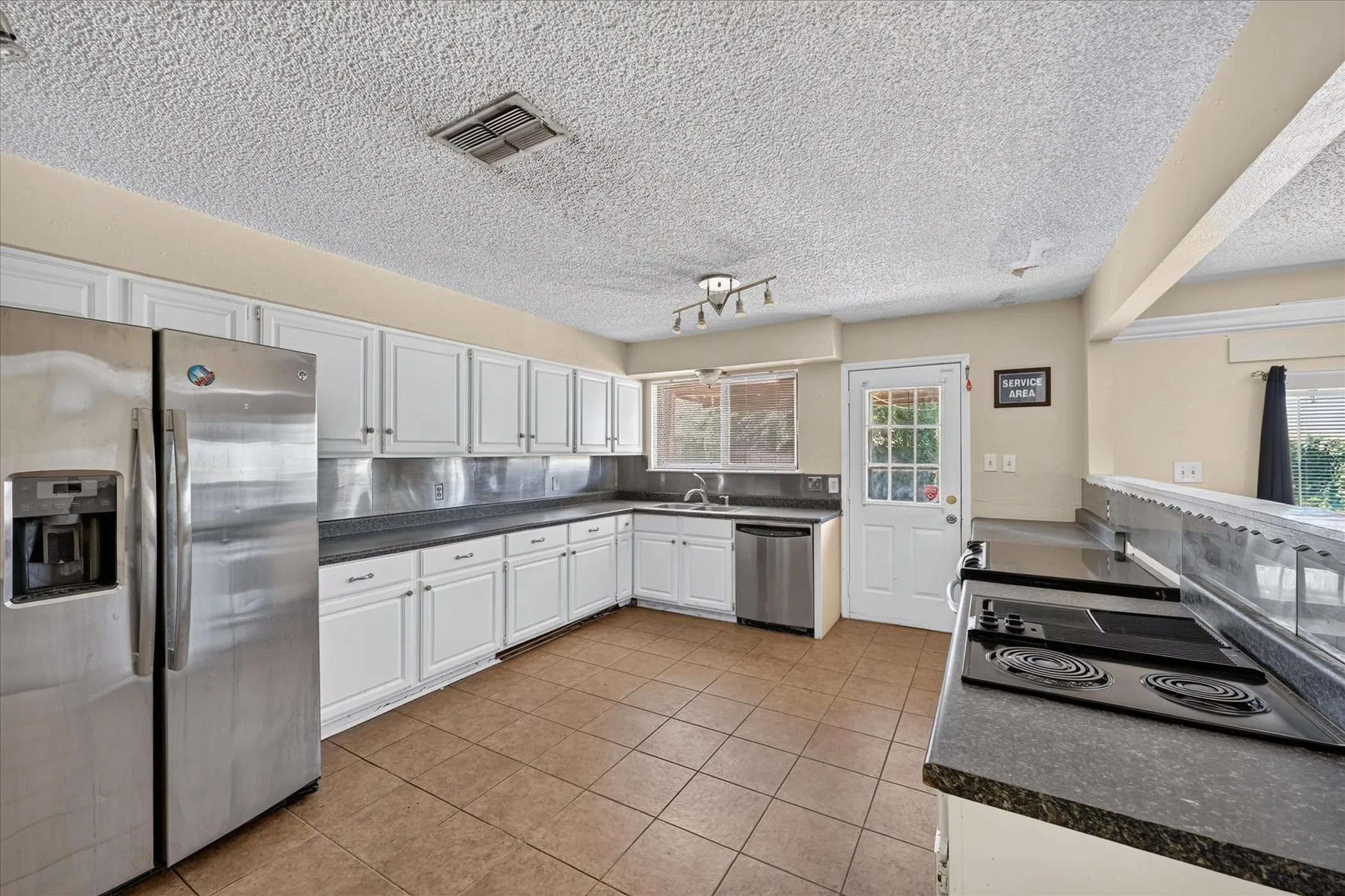 Single Family Residence For Sale in Tarrant County , 6512 High Country Trail, Arlington, Texas 76016, 4 Bedroom, 2 Bathroom, Garage spaces, 2,368 Sqft, built in 1979, mls#21359815, Real Estate Agent in Arlington, Homes For Sale in Tarrant county, Homes For Sale in Arlington, Realtor in Arlington Texas, Real Estate Brokerage Independent Realty Texas, Luminita Cordes Realtor