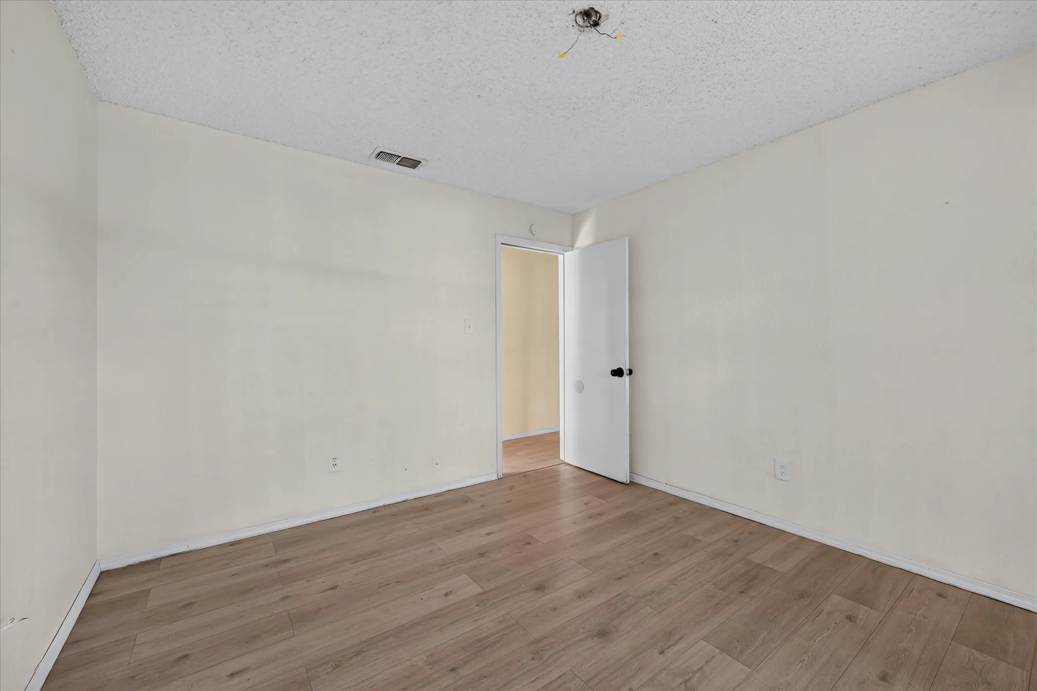 Single Family Residence For Sale in Tarrant County , 6512 High Country Trail, Arlington, Texas 76016, 4 Bedroom, 2 Bathroom, Garage spaces, 2,368 Sqft, built in 1979, mls#21359815, Real Estate Agent in Arlington, Homes For Sale in Tarrant county, Homes For Sale in Arlington, Realtor in Arlington Texas, Real Estate Brokerage Independent Realty Texas, Luminita Cordes Realtor