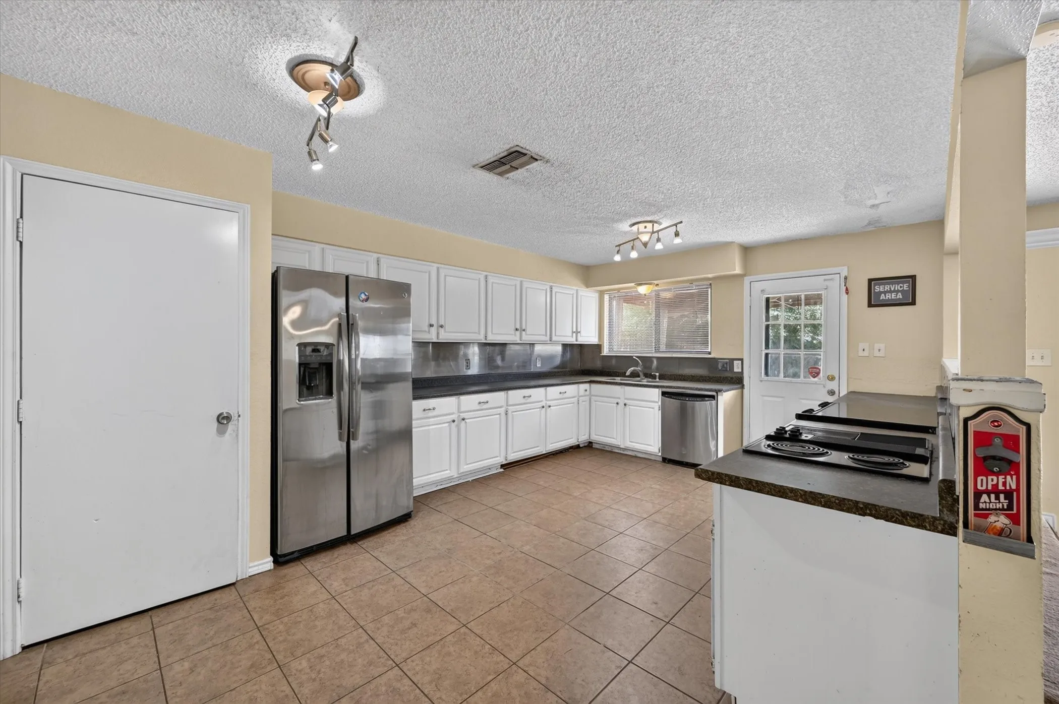 Single Family Residence For Sale in Tarrant County , 6512 High Country Trail, Arlington, Texas 76016, 4 Bedroom, 2 Bathroom, Garage spaces, 2,368 Sqft, built in 1979, mls#21359815, Real Estate Agent in Arlington, Homes For Sale in Tarrant county, Homes For Sale in Arlington, Realtor in Arlington Texas, Real Estate Brokerage Independent Realty Texas, Luminita Cordes Realtor