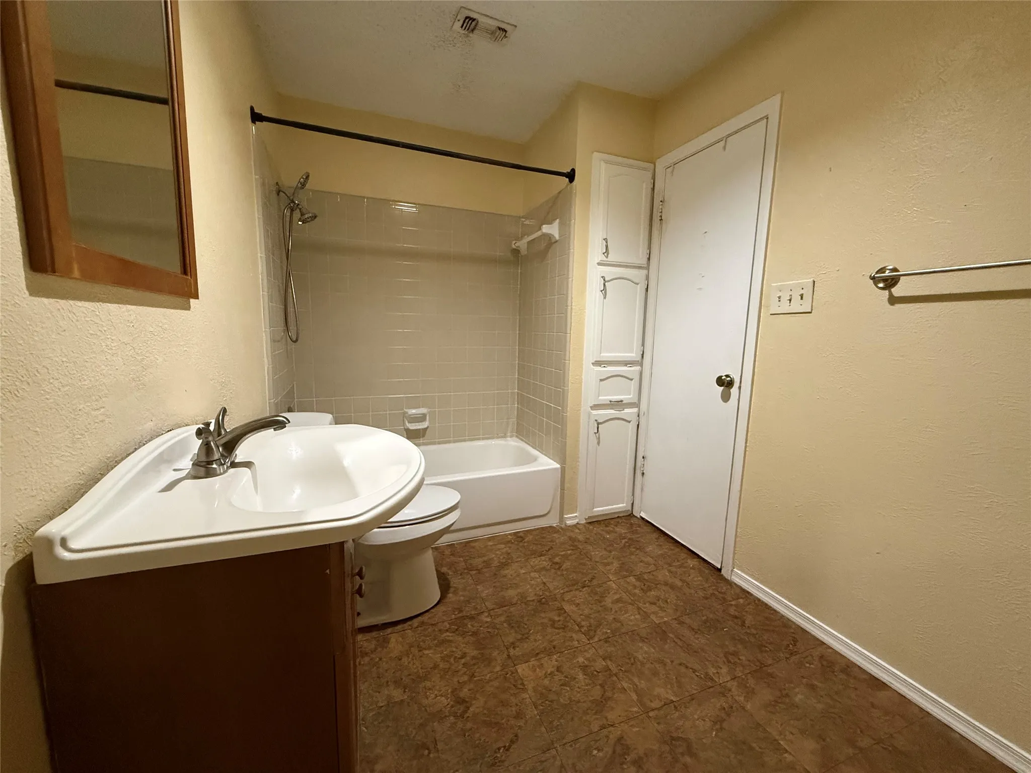 Single Family Residence For Sale in Tarrant County , 6512 High Country Trail, Arlington, Texas 76016, 4 Bedroom, 2 Bathroom, Garage spaces, 2,368 Sqft, built in 1979, mls#21359815, Real Estate Agent in Arlington, Homes For Sale in Tarrant county, Homes For Sale in Arlington, Realtor in Arlington Texas, Real Estate Brokerage Independent Realty Texas, Luminita Cordes Realtor