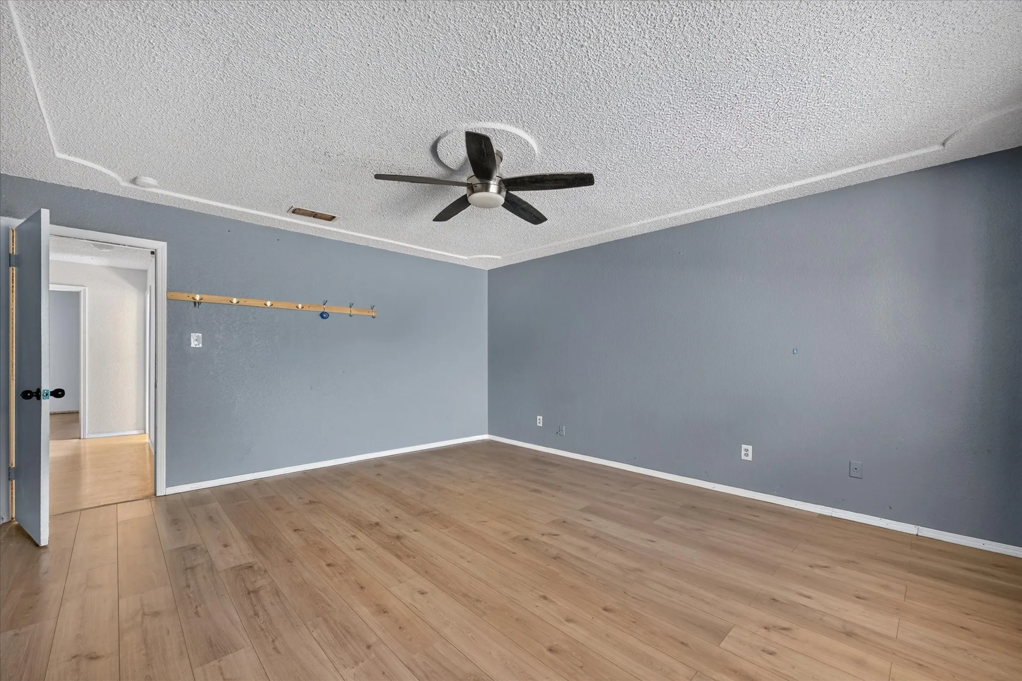 Single Family Residence For Sale in Tarrant County , 6512 High Country Trail, Arlington, Texas 76016, 4 Bedroom, 2 Bathroom, Garage spaces, 2,368 Sqft, built in 1979, mls#21359815, Real Estate Agent in Arlington, Homes For Sale in Tarrant county, Homes For Sale in Arlington, Realtor in Arlington Texas, Real Estate Brokerage Independent Realty Texas, Luminita Cordes Realtor