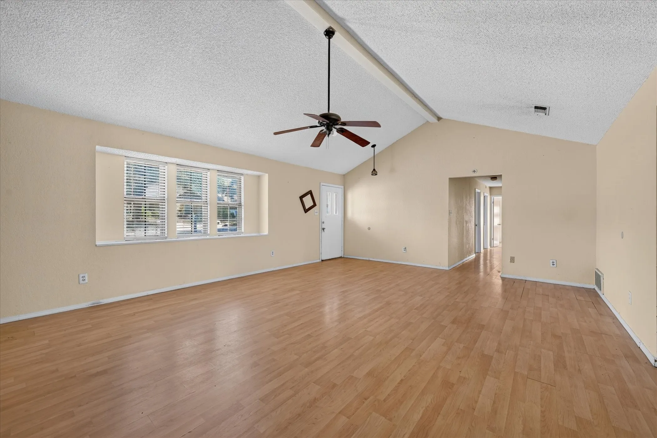 Single Family Residence For Sale in Tarrant County , 6512 High Country Trail, Arlington, Texas 76016, 4 Bedroom, 2 Bathroom, Garage spaces, 2,368 Sqft, built in 1979, mls#21359815, Real Estate Agent in Arlington, Homes For Sale in Tarrant county, Homes For Sale in Arlington, Realtor in Arlington Texas, Real Estate Brokerage Independent Realty Texas, Luminita Cordes Realtor
