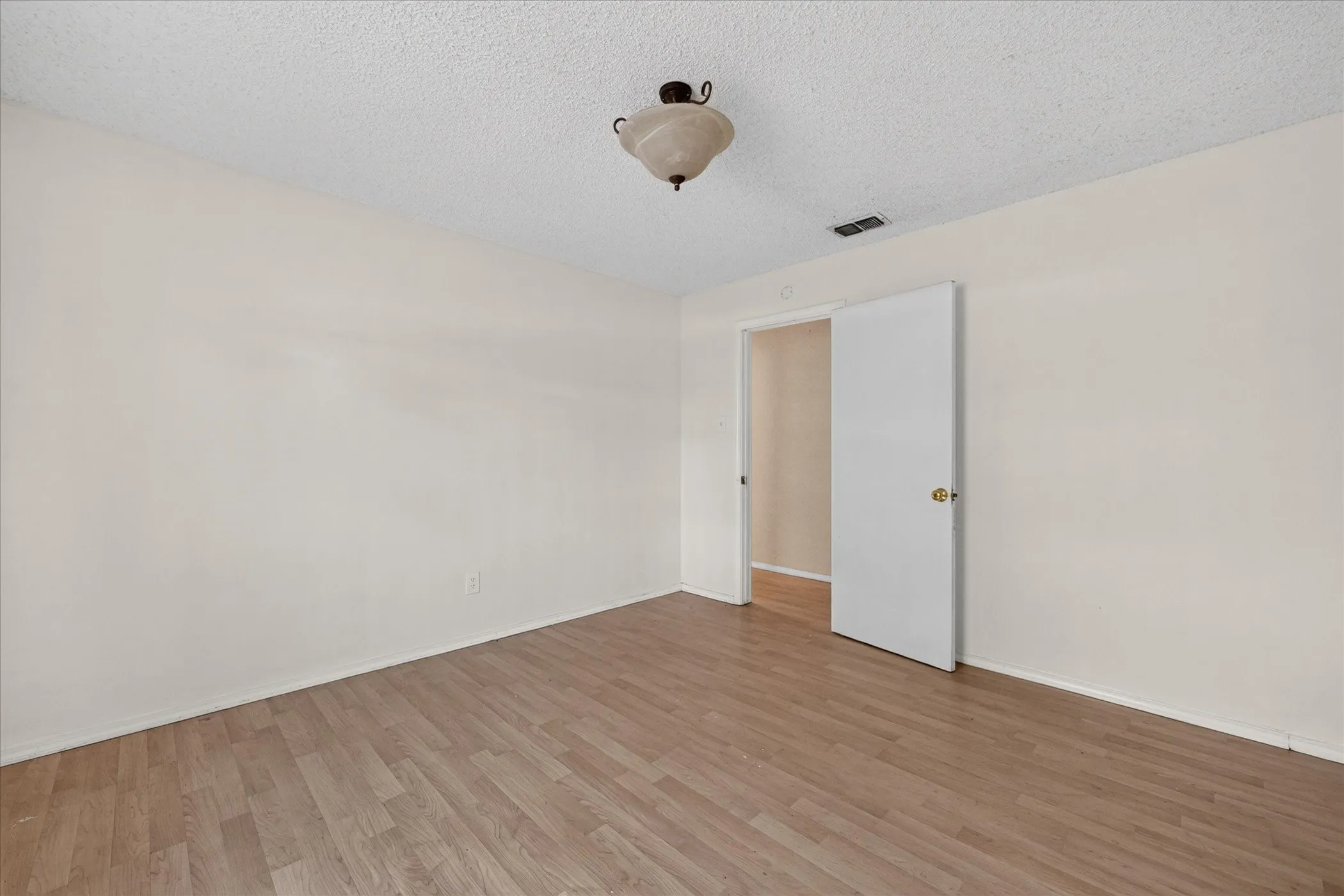 Single Family Residence For Sale in Tarrant County , 6512 High Country Trail, Arlington, Texas 76016, 4 Bedroom, 2 Bathroom, Garage spaces, 2,368 Sqft, built in 1979, mls#21359815, Real Estate Agent in Arlington, Homes For Sale in Tarrant county, Homes For Sale in Arlington, Realtor in Arlington Texas, Real Estate Brokerage Independent Realty Texas, Luminita Cordes Realtor