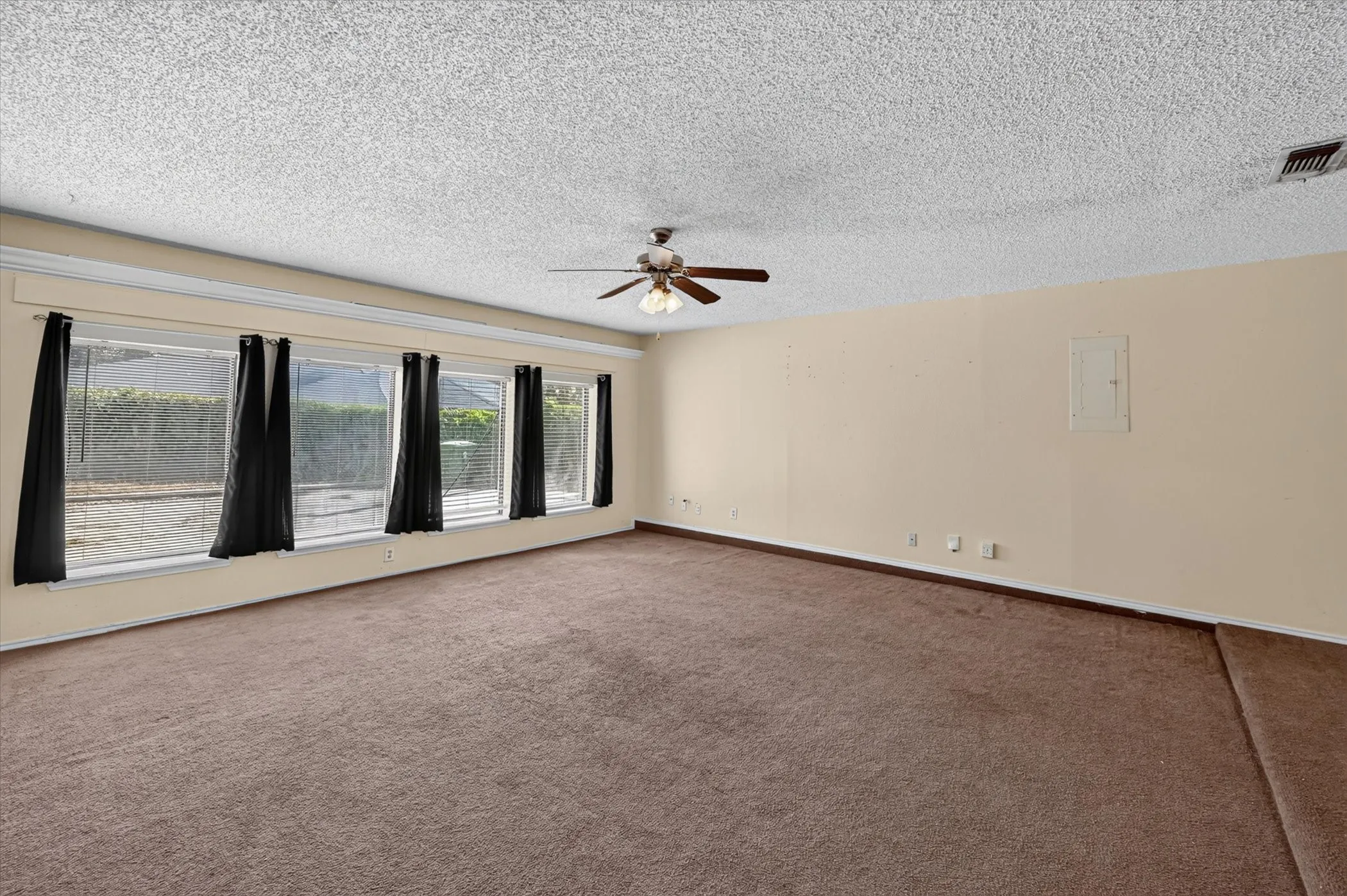 Single Family Residence For Sale in Tarrant County , 6512 High Country Trail, Arlington, Texas 76016, 4 Bedroom, 2 Bathroom, Garage spaces, 2,368 Sqft, built in 1979, mls#21359815, Real Estate Agent in Arlington, Homes For Sale in Tarrant county, Homes For Sale in Arlington, Realtor in Arlington Texas, Real Estate Brokerage Independent Realty Texas, Luminita Cordes Realtor