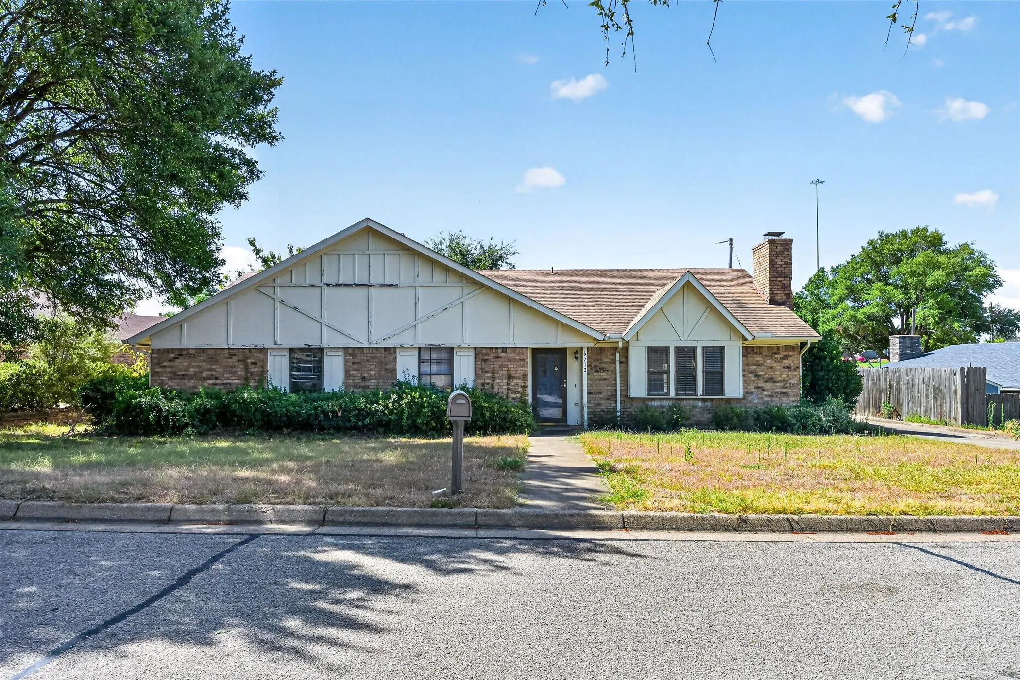 Single Family Residence For Sale in Tarrant County , 6512 High Country Trail, Arlington, Texas 76016, 4 Bedroom, 2 Bathroom, Garage spaces, 2,368 Sqft, built in 1979, mls#21359815, Real Estate Agent in Arlington, Homes For Sale in Tarrant county, Homes For Sale in Arlington, Realtor in Arlington Texas, Real Estate Brokerage Independent Realty Texas, Luminita Cordes Realtor