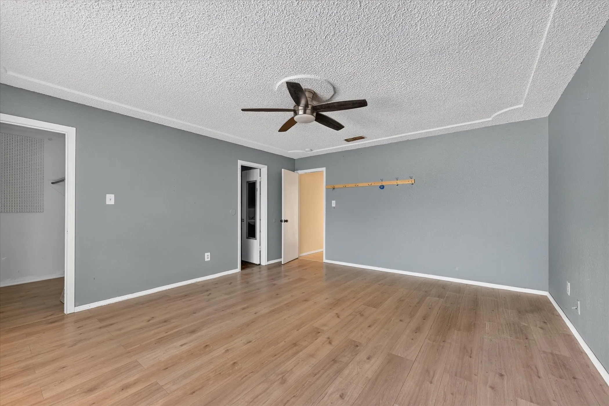 Single Family Residence For Sale in Tarrant County , 6512 High Country Trail, Arlington, Texas 76016, 4 Bedroom, 2 Bathroom, Garage spaces, 2,368 Sqft, built in 1979, mls#21359815, Real Estate Agent in Arlington, Homes For Sale in Tarrant county, Homes For Sale in Arlington, Realtor in Arlington Texas, Real Estate Brokerage Independent Realty Texas, Luminita Cordes Realtor
