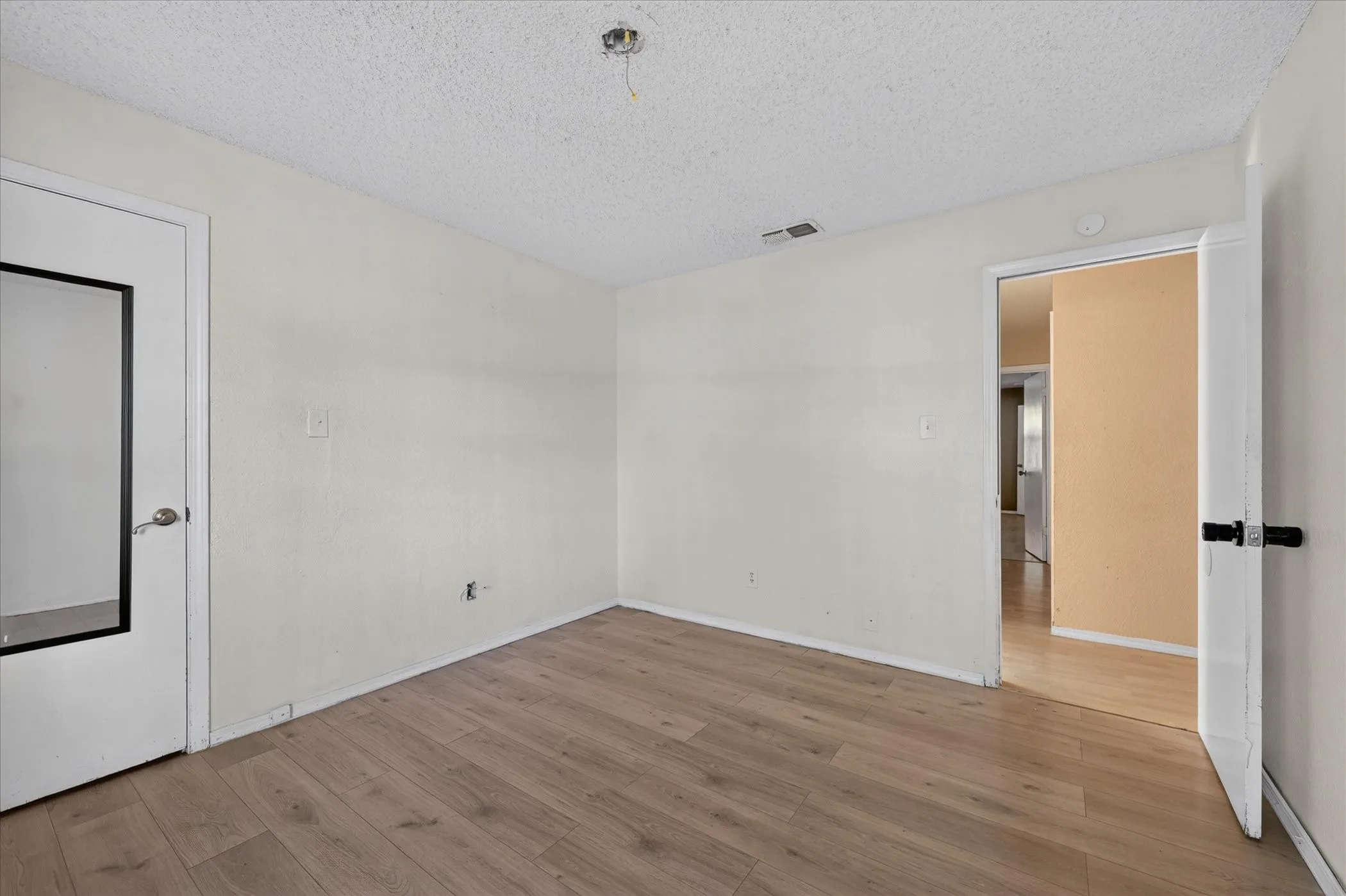 Single Family Residence For Sale in Tarrant County , 6512 High Country Trail, Arlington, Texas 76016, 4 Bedroom, 2 Bathroom, Garage spaces, 2,368 Sqft, built in 1979, mls#21359815, Real Estate Agent in Arlington, Homes For Sale in Tarrant county, Homes For Sale in Arlington, Realtor in Arlington Texas, Real Estate Brokerage Independent Realty Texas, Luminita Cordes Realtor