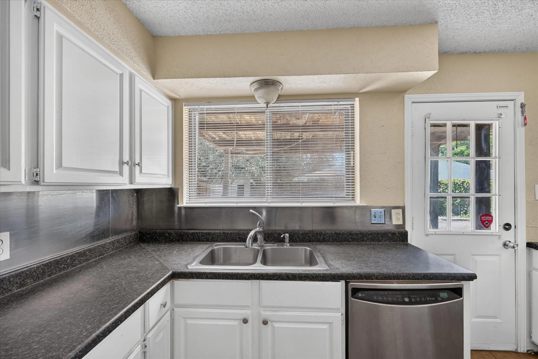 Single Family Residence For Sale in Tarrant County , 6512 High Country Trail, Arlington, Texas 76016, 4 Bedroom, 2 Bathroom, Garage spaces, 2,368 Sqft, built in 1979, mls#21359815, Real Estate Agent in Arlington, Homes For Sale in Tarrant county, Homes For Sale in Arlington, Realtor in Arlington Texas, Real Estate Brokerage Independent Realty Texas, Luminita Cordes Realtor