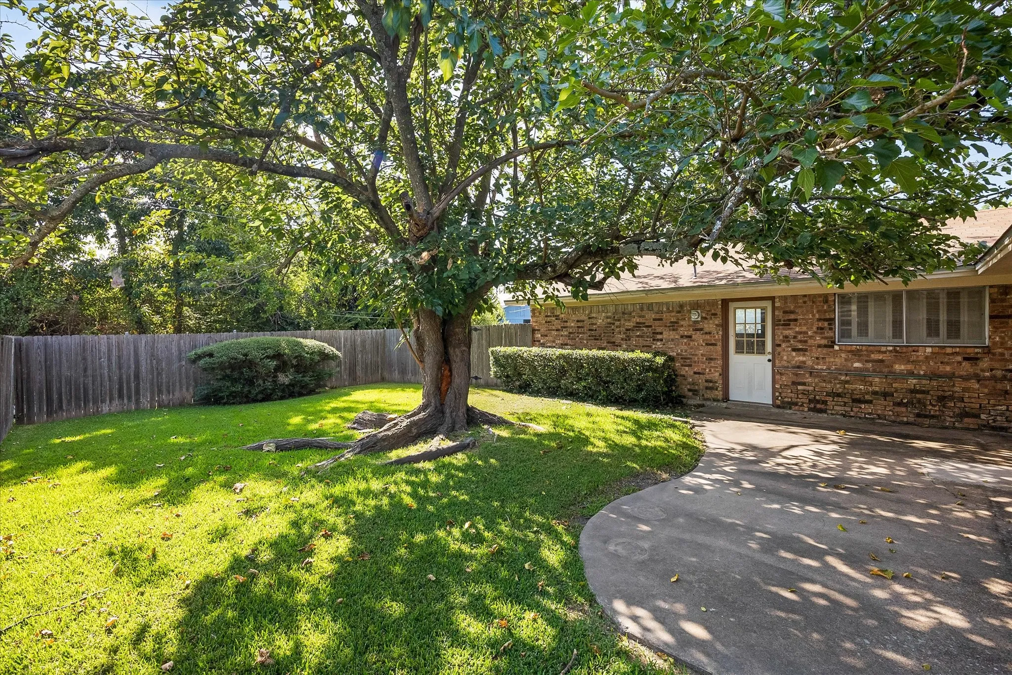Single Family Residence For Sale in Hunt County , 2925 Melmar Park Street, Commerce, Texas 75428, 3 Bedroom, 2 Bathroom, 2 Garage spaces, 1,725 Sqft, built in 1970, mls#21363421, Real Estate Agent in Commerce, Homes For Sale in Hunt county, Homes For Sale in Commerce, Realtor in Commerce Texas, Real Estate Brokerage Independent Realty Texas, Luminita Cordes Realtor