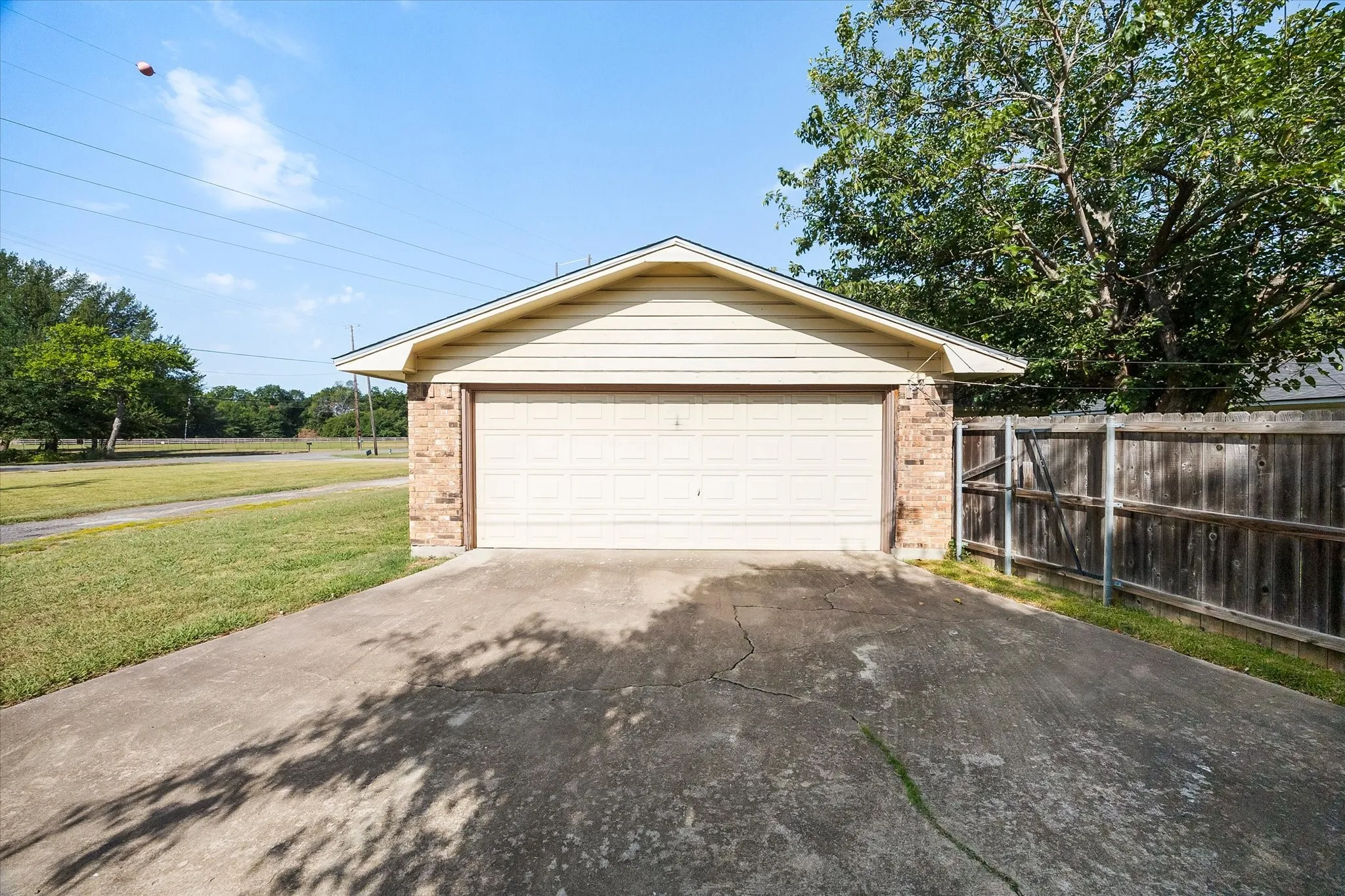 Single Family Residence For Sale in Hunt County , 2925 Melmar Park Street, Commerce, Texas 75428, 3 Bedroom, 2 Bathroom, 2 Garage spaces, 1,725 Sqft, built in 1970, mls#21363421, Real Estate Agent in Commerce, Homes For Sale in Hunt county, Homes For Sale in Commerce, Realtor in Commerce Texas, Real Estate Brokerage Independent Realty Texas, Luminita Cordes Realtor